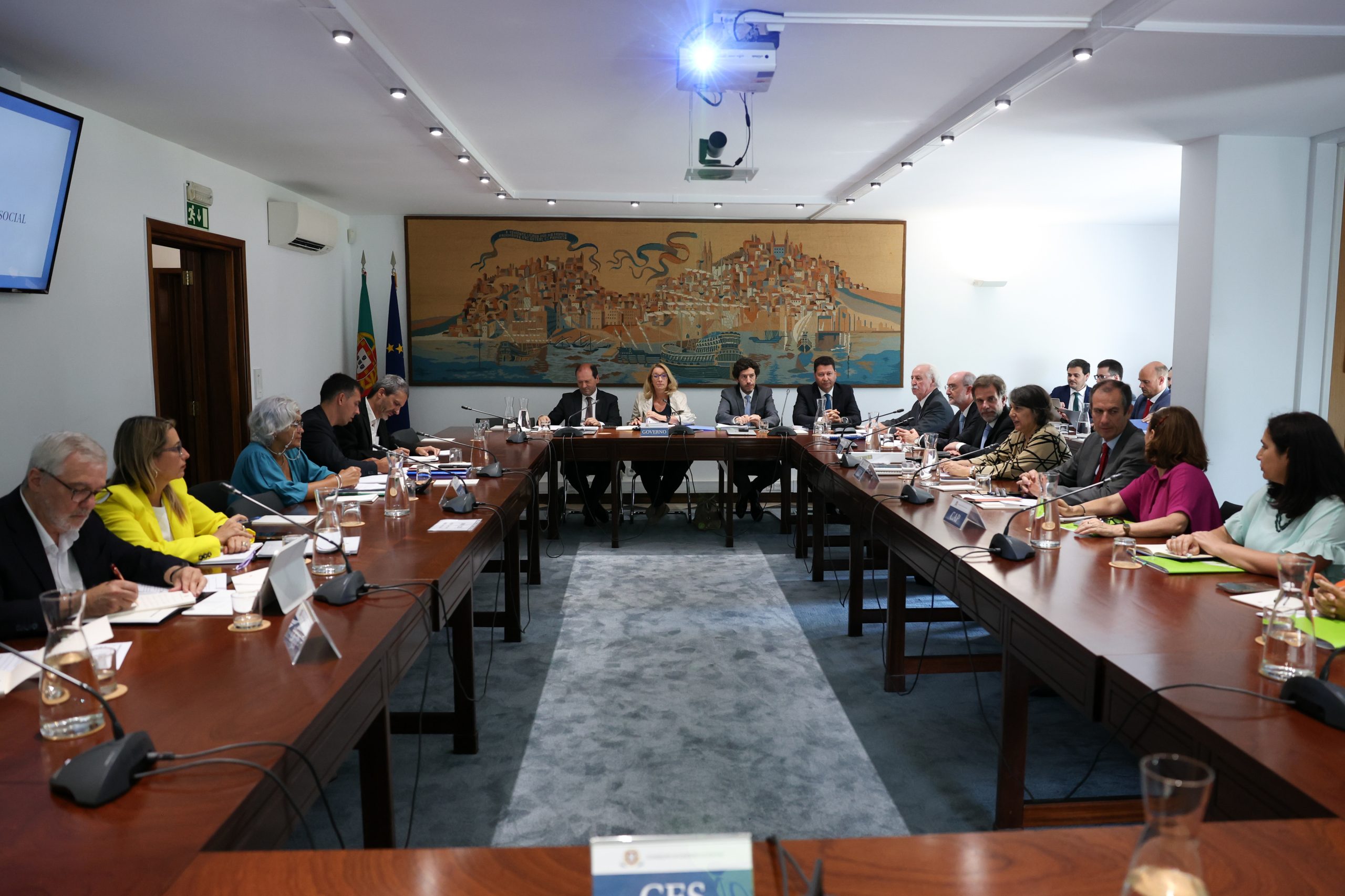 Reunião da concertação social termina sem acordo. Governo quer salário mínimo nos 870 euros em 2025