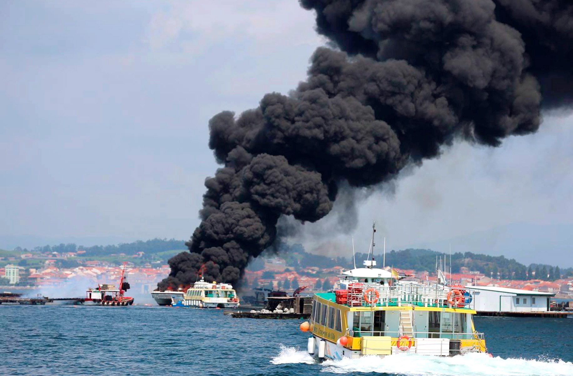 Cinco feridos graves no incêndio em catamarã na Galiza