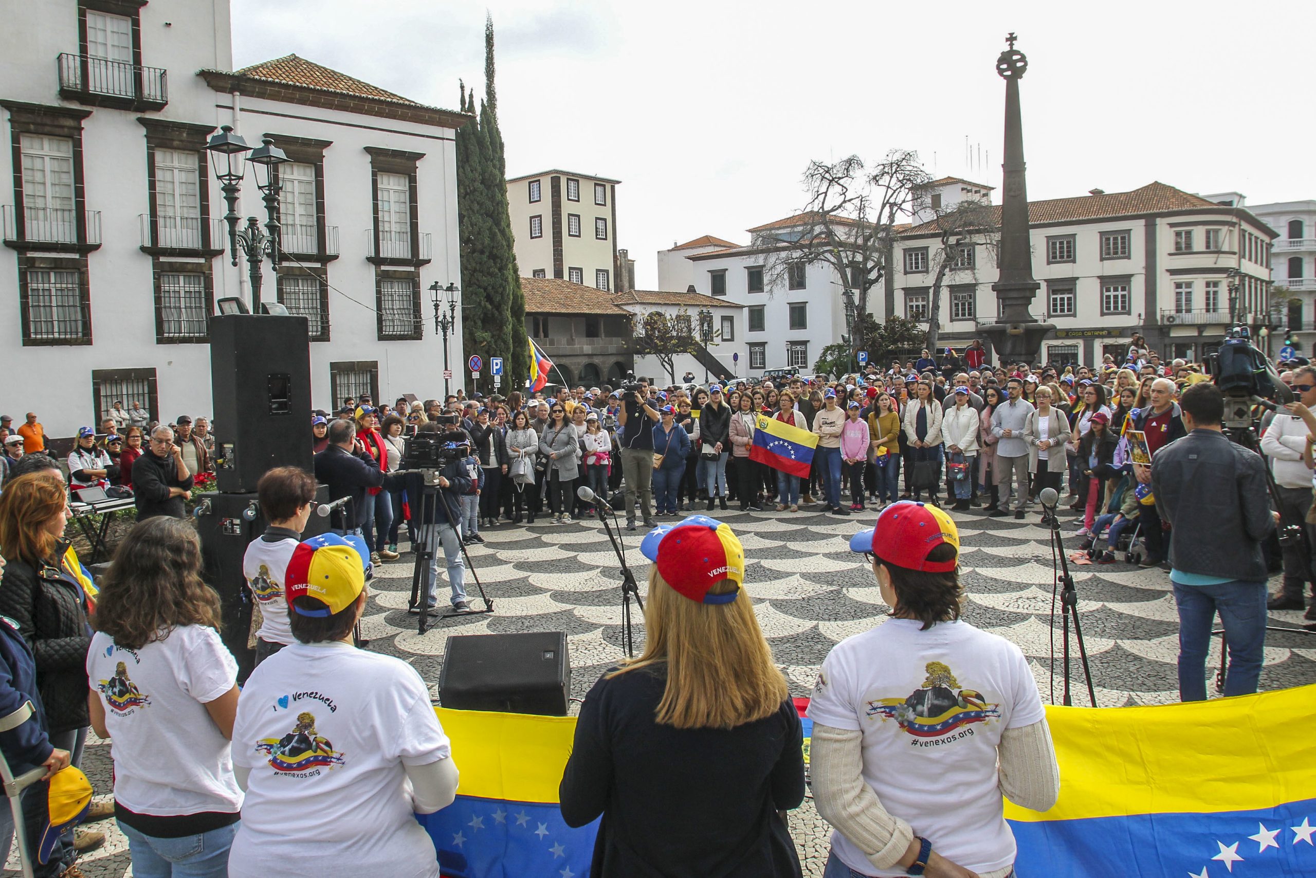 Cerca de 200 pessoas manifestam-se no Funchal contra Governo de Maduro