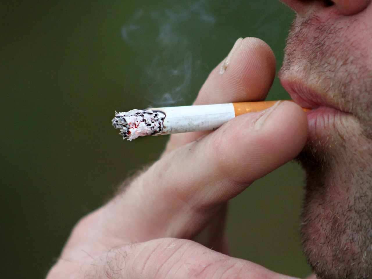 Marcelo promulga reforço da proibição de fumar e equiparação de cigarros eletrónicos e sem combustão