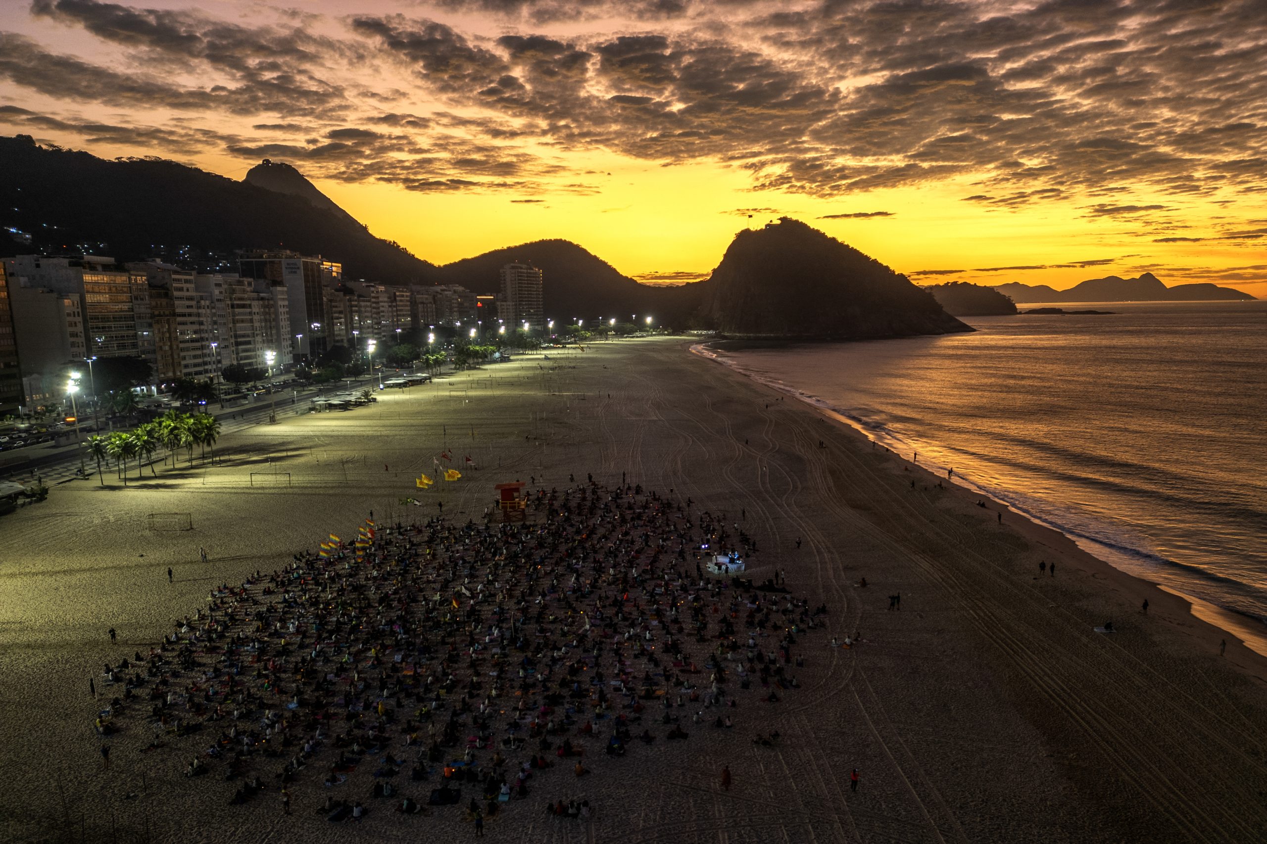 Caetano Veloso, Ivette Sangalo, Anitta e mais de 2,5 milhões de pessoas. A passagem de ano em Copacabana