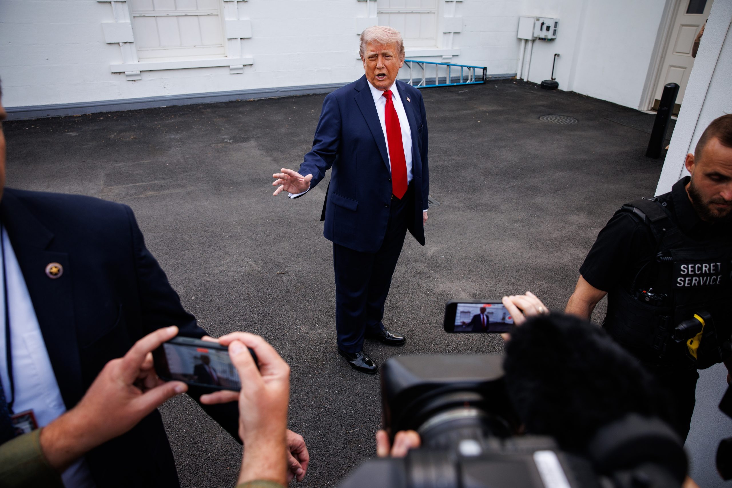 Trump critica Zelensky por não reconhecer soberania russa da Crimeia