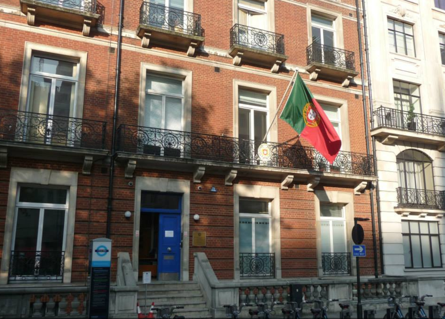 Consulado em Londres reabriu com medidas de segurança, mas portugueses têm receio