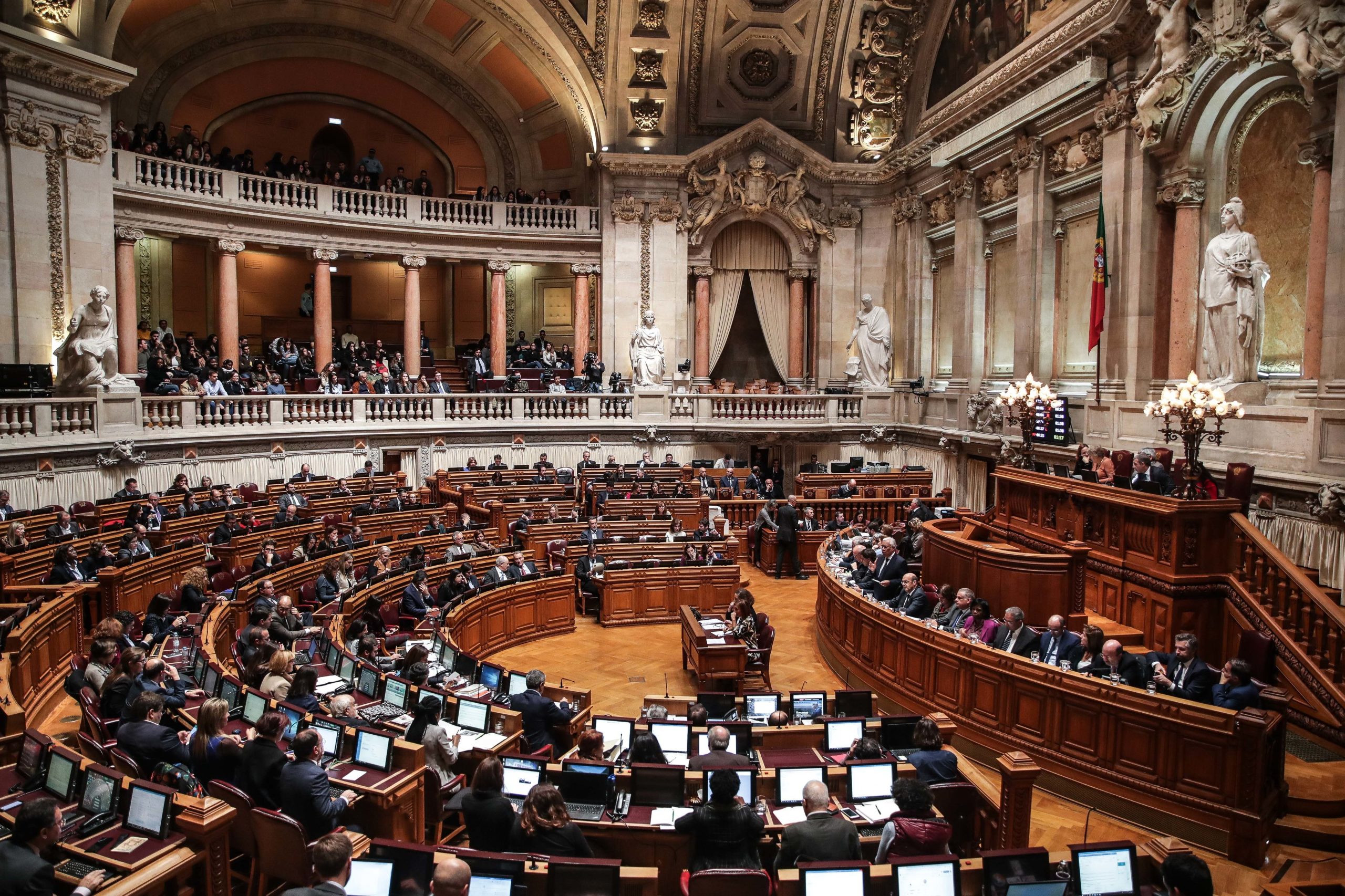 OE2020: PS fala em “avanços” para os jovens mas PSD considera medidas muito limitadas