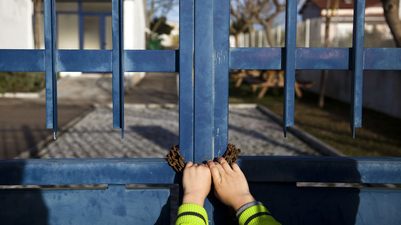 Escola básica do Seixal fechada a cadeado para exigir retirada de amianto