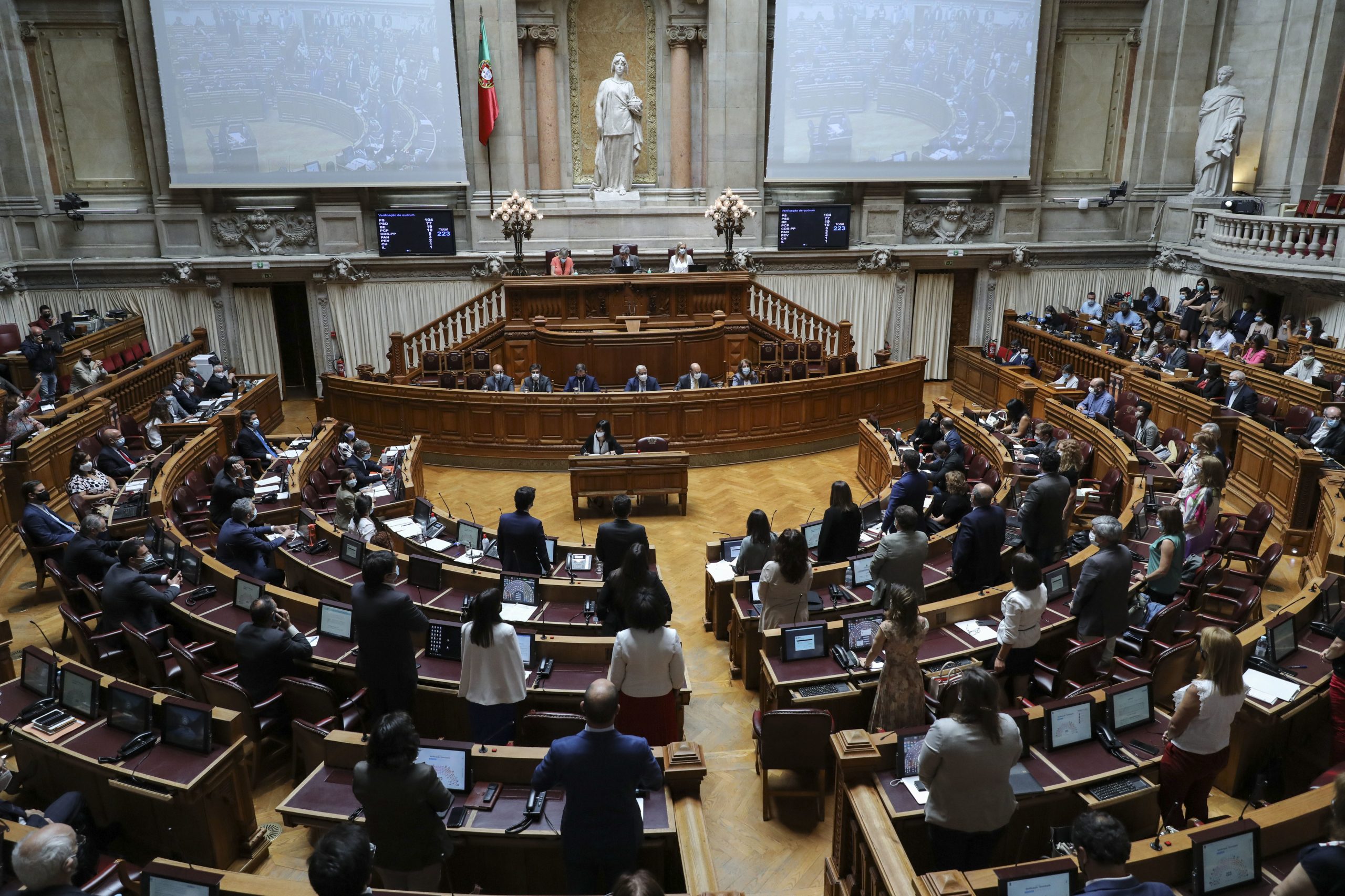 Aprovado fim dos debates quinzenais. Com votos contra de 28 deputados do PS e 7 do PSD
