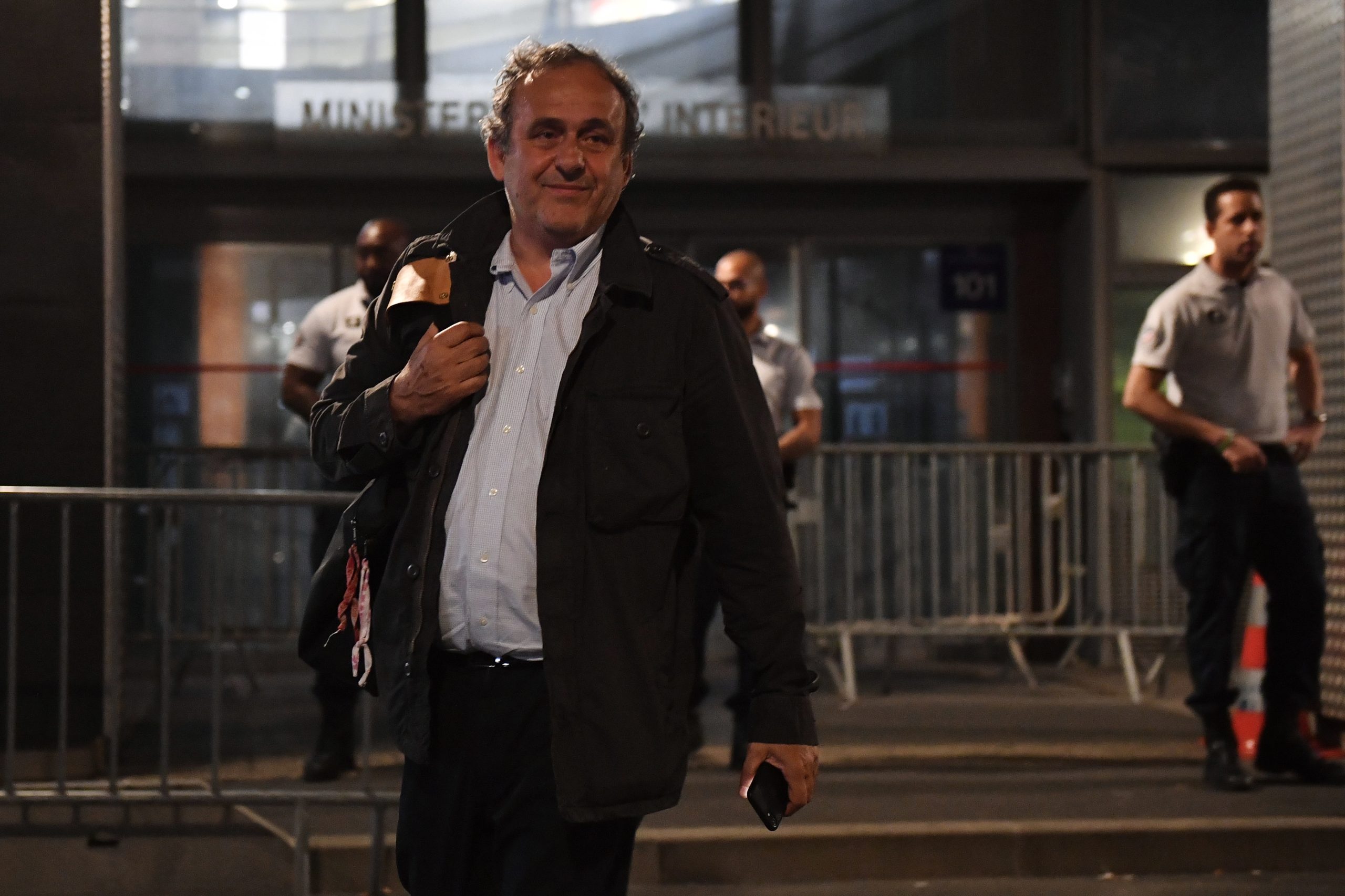 Platini saiu em liberdade depois de muitas horas de interrogatório