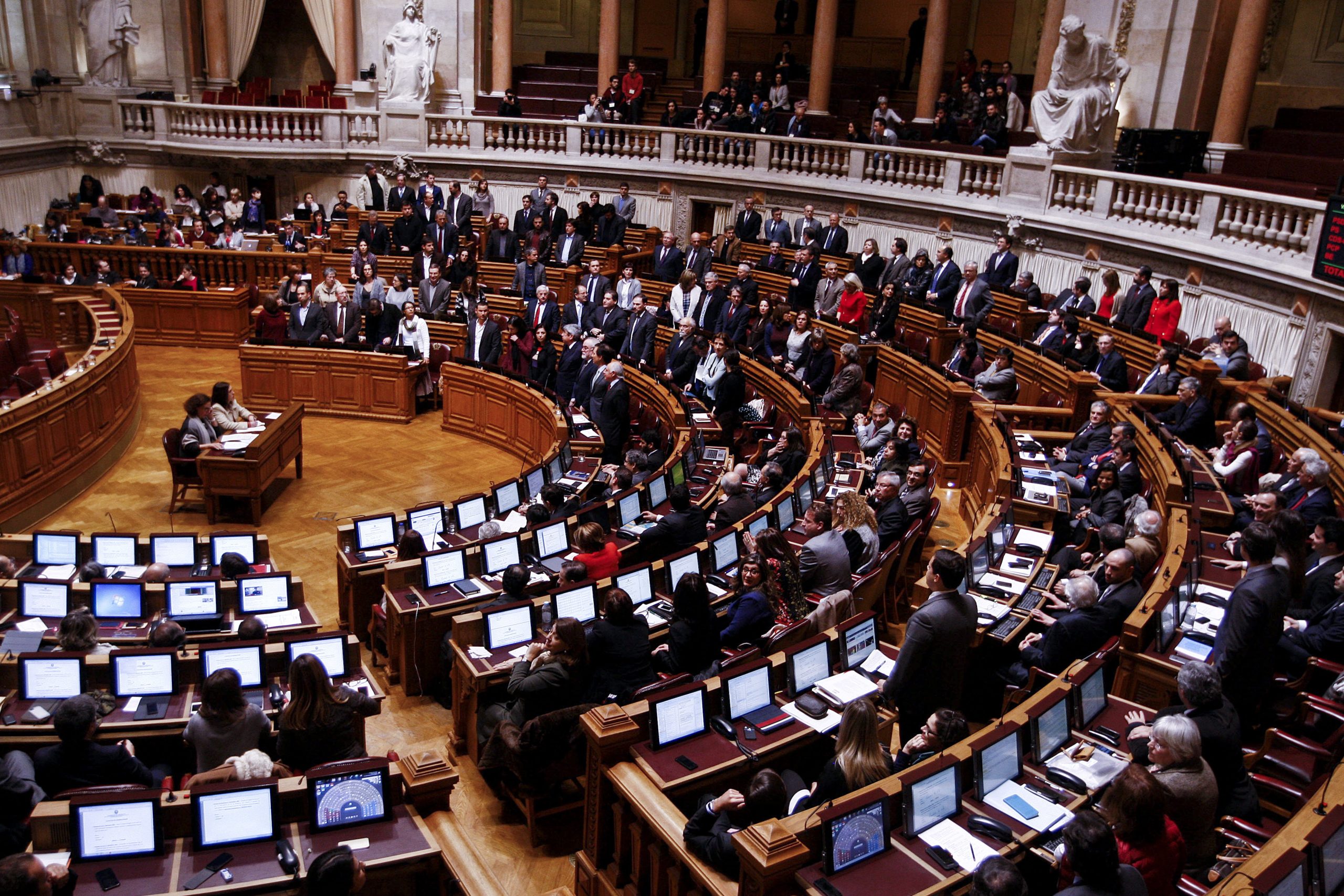Parlamento condena atentado no Egito que fez mais de 300 mortos