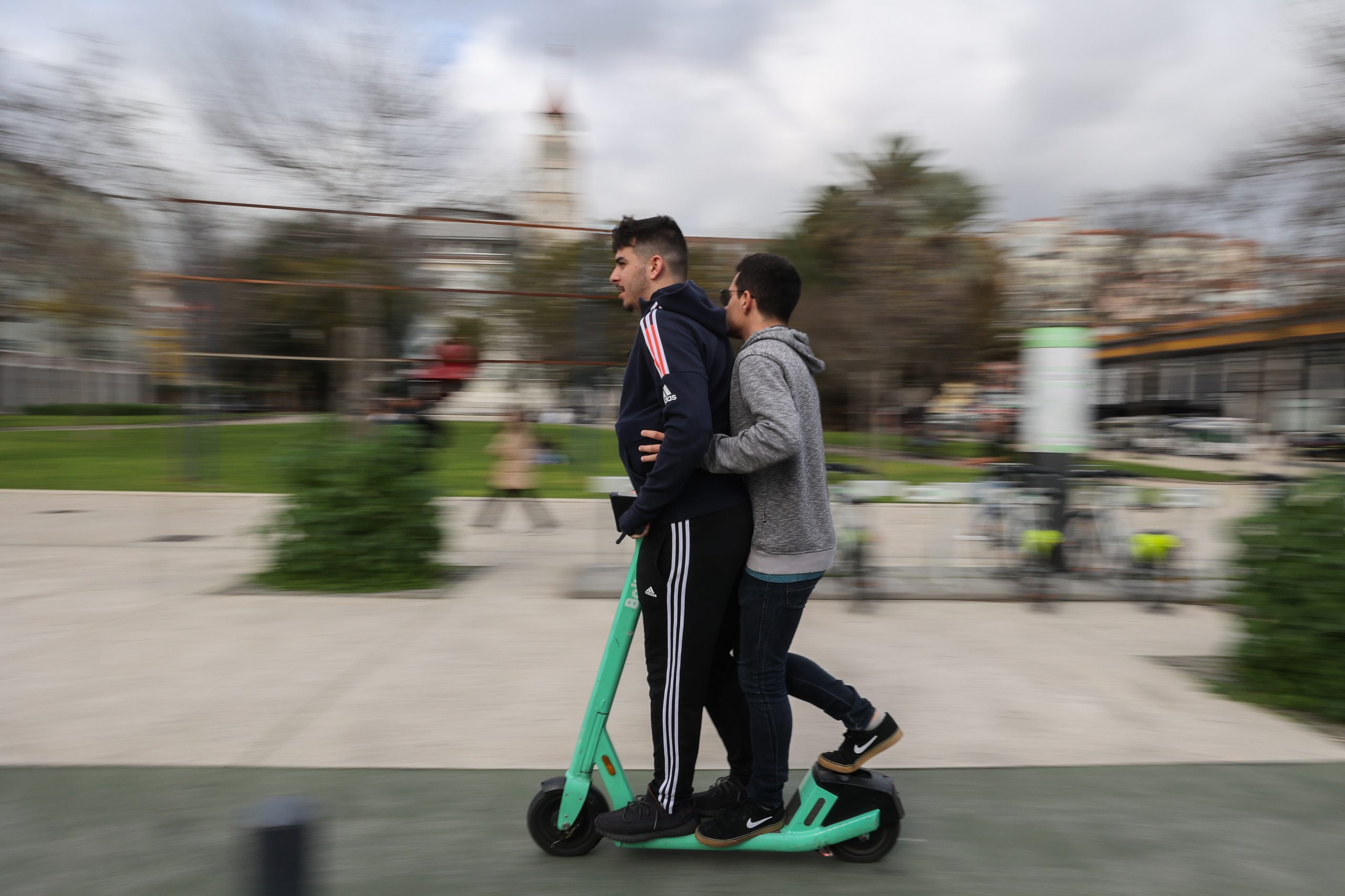 Passar o sinal vermelho, uso de telemóvel e utilização de auscultadores durante a condução foram as infrações mais encontradas em fiscalização da PSP a bicicletas e trotinetes