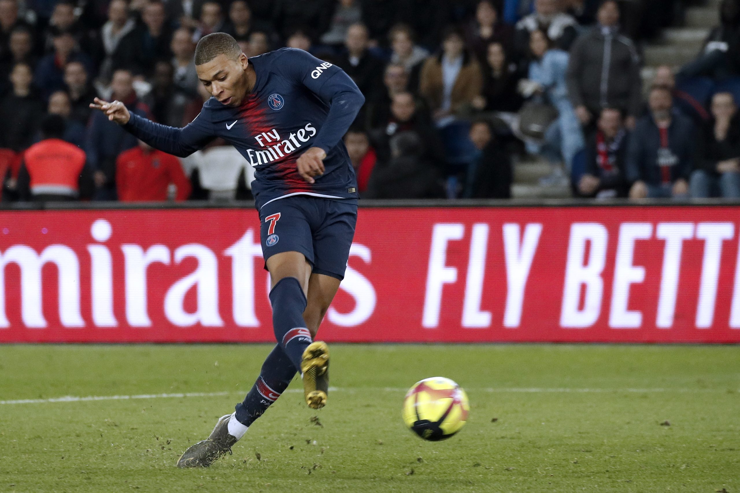 Paris Saint-Germain vence Nîmes e segue ‘passeio’ na liderança da liga francesa
