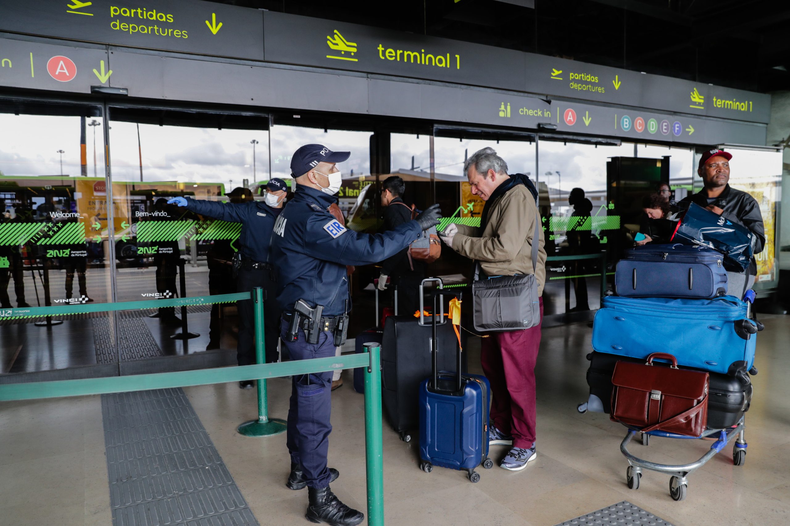 Covid-19: Turistas norte-americanos vacinados podem viajar para países da UE no verão
