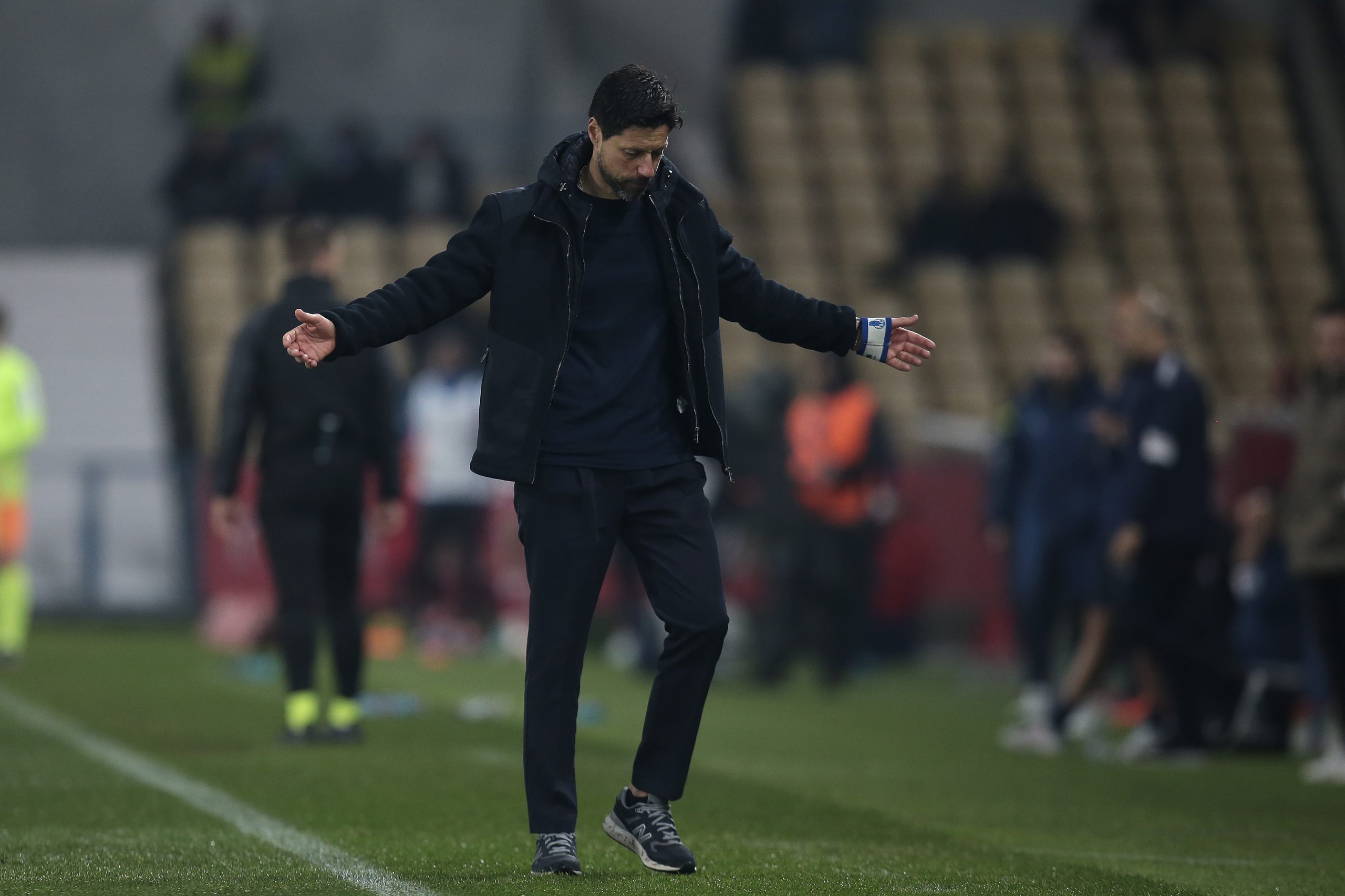 Vítor Bruno deixa de ser treinador do FC Porto. Clube anuncia negociações para a saída imediata