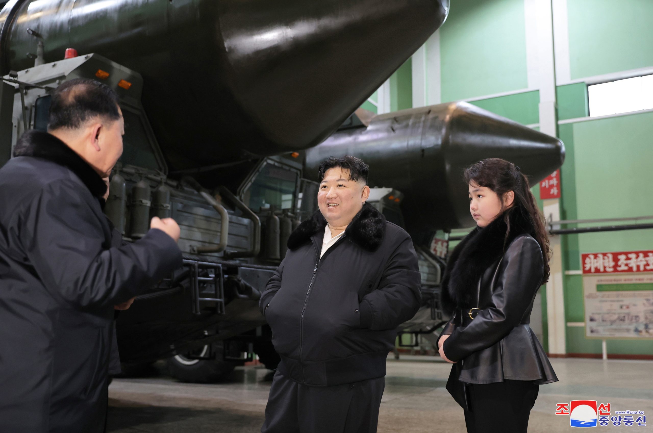 Kim Jong-un visita fábricas de armamento e chama à Coreia do Sul “principal inimigo”