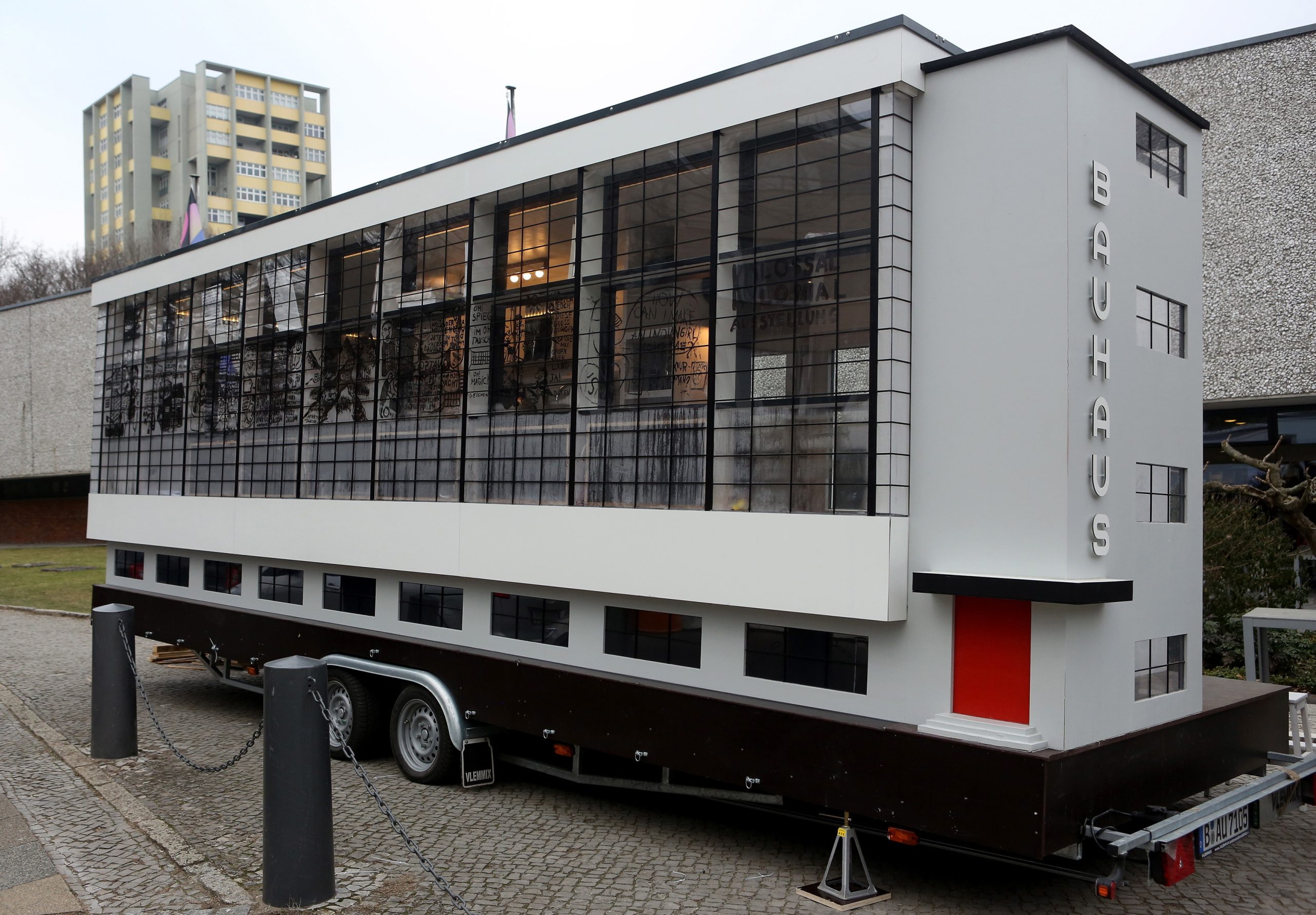 Mini-escola Bauhaus de 15 metros quadrados assinala centenário e estaciona em Berlim
