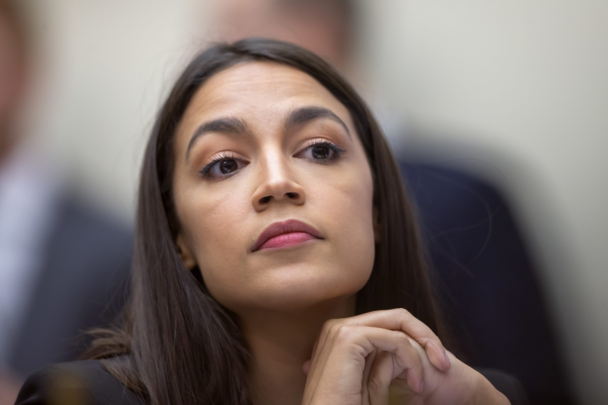 Ao falar sobre a invasão ao Capitólio, Alexandria Ocasio-Cortez revela que é “uma sobrevivente de agressão sexual”