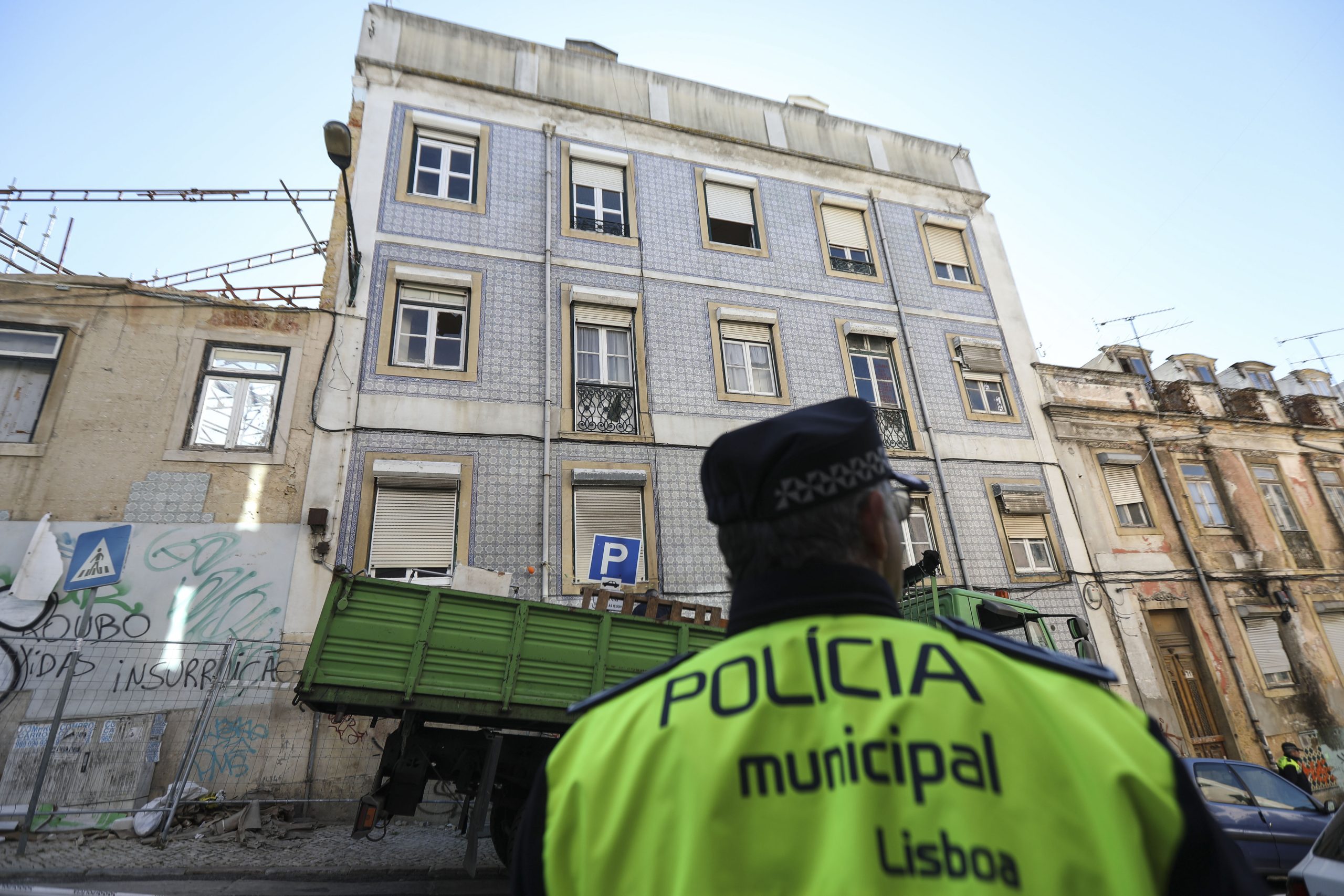 Setenta e duas pessoas regressaram à pensão evacuada no sábado em Lisboa