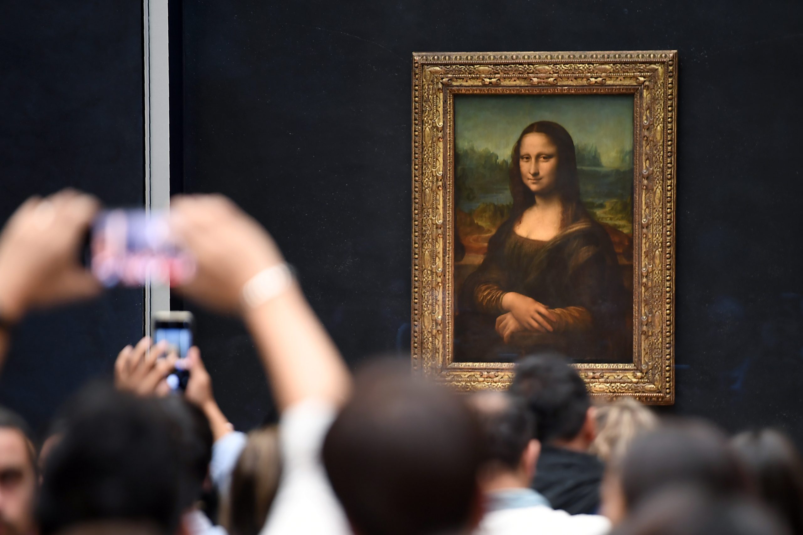 Manifestantes lançam sopa contra o quadro da Mona Lisa no Louvre