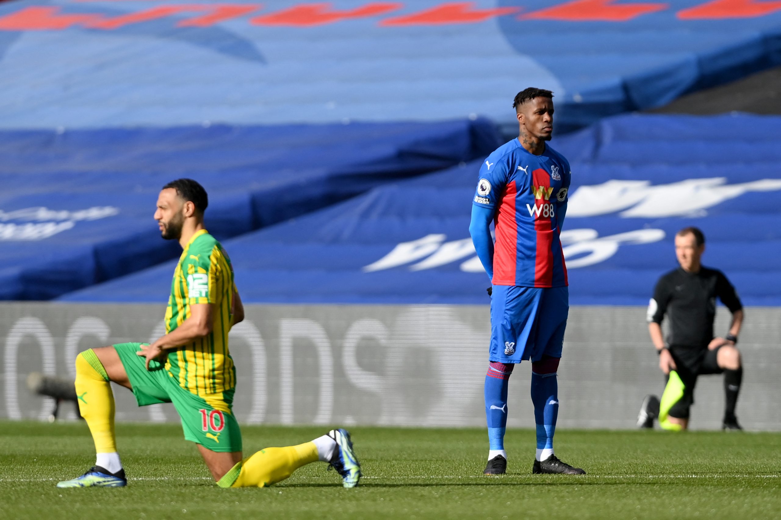 ‘Black Lives Matter’. Contra banalização do gesto, Zaha não se ajoelhou antes de jogo do Crystal Palace