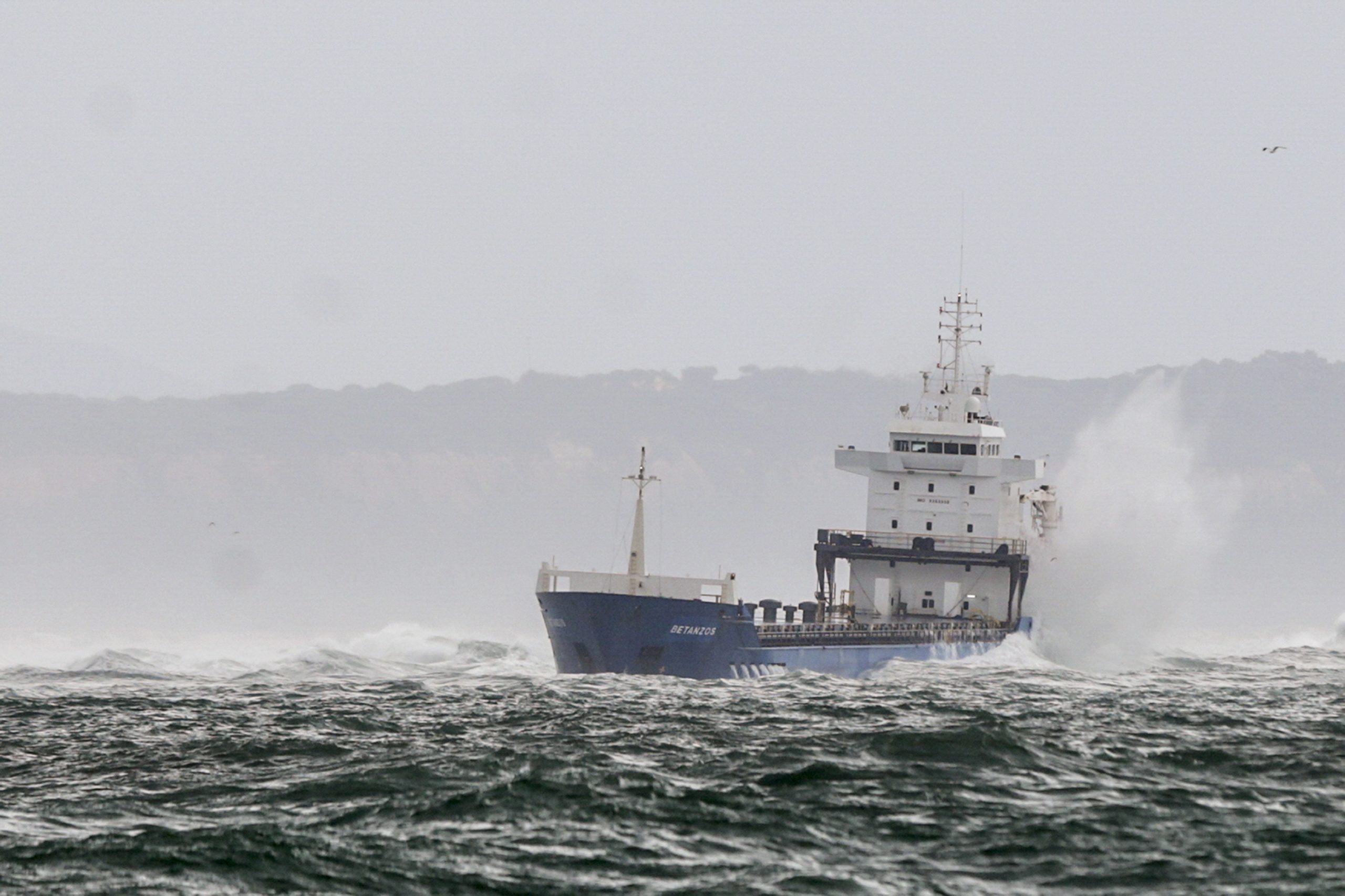 Trabalhos para desencalhar navio no Bugio só dependem das condições do mar