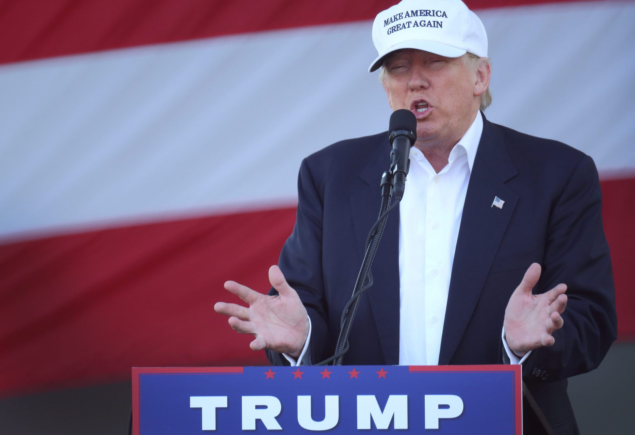 Donald Trump diz que é tempo de fechar os livros de história sobre os Clinton