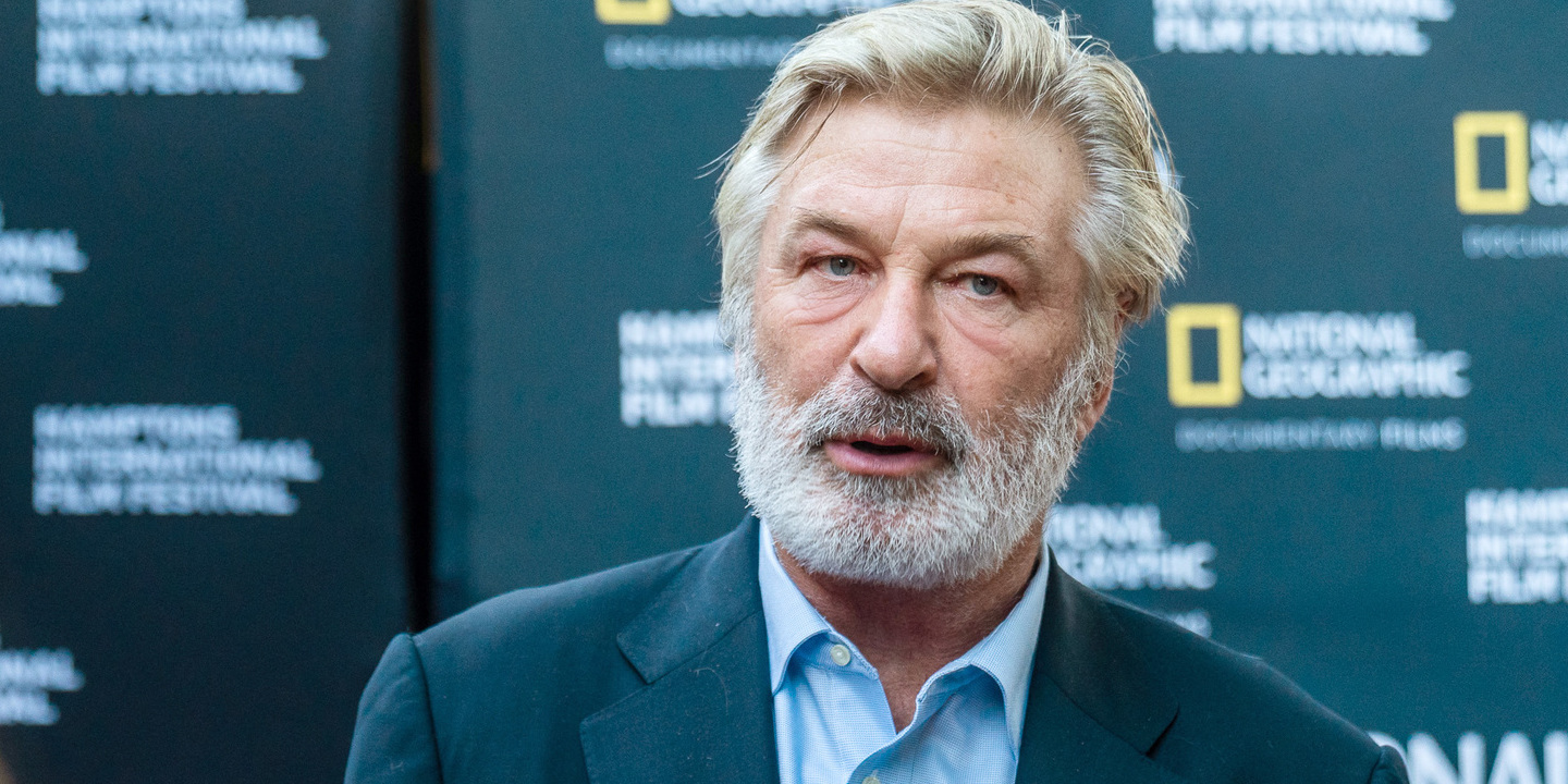Alec Baldwin anuncia acordo com família de diretora morta na gravação de filme