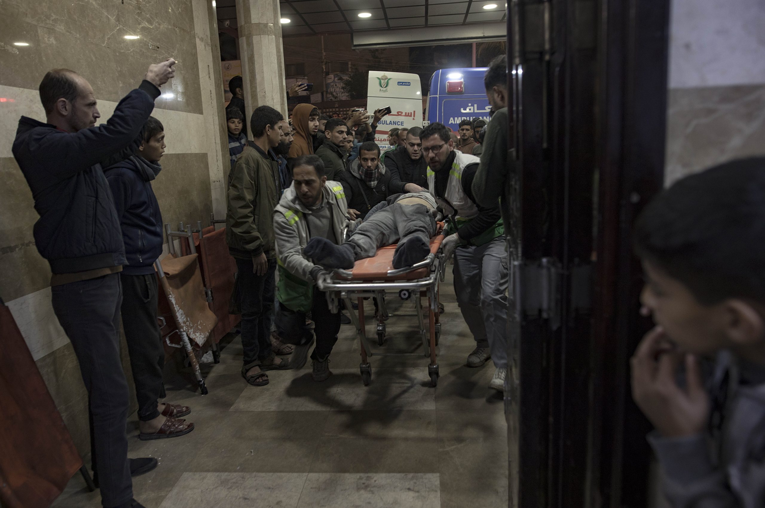 Combates em Khan Yunis deixam centenas de pacientes retidos em hospital