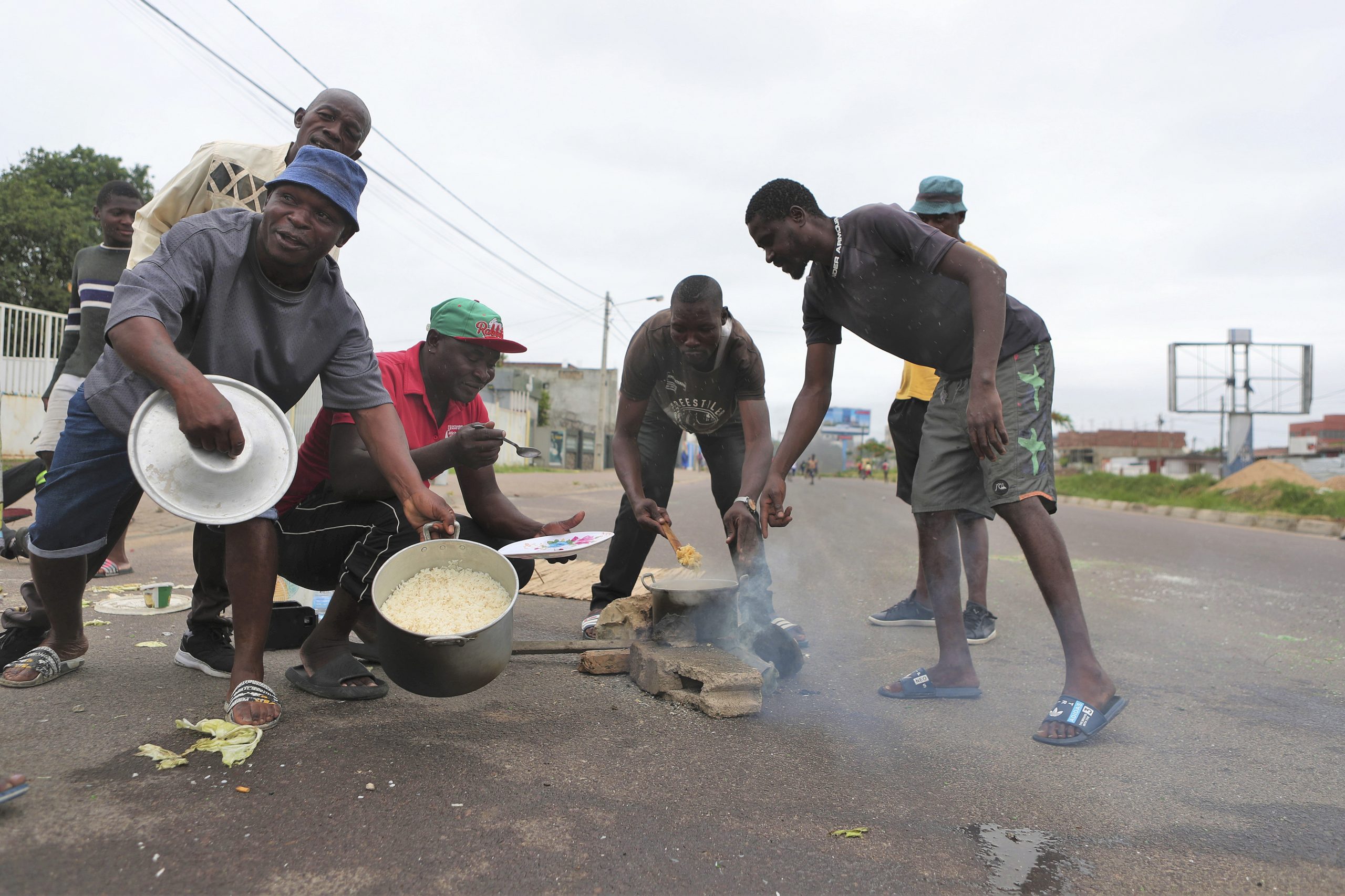 Em Moçambique: entre o caos e a destruição o Natal faz-se a cozinhar arroz na rua em Maputo