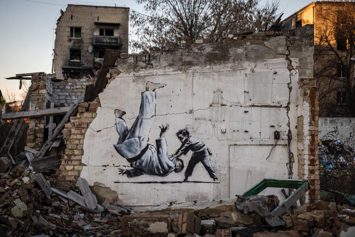 Banksy grafita parede de edifício em ruínas de cidade ucraniana