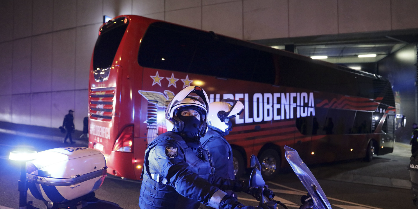 Autocarro do Benfica apedrejado no regresso ao Seixal