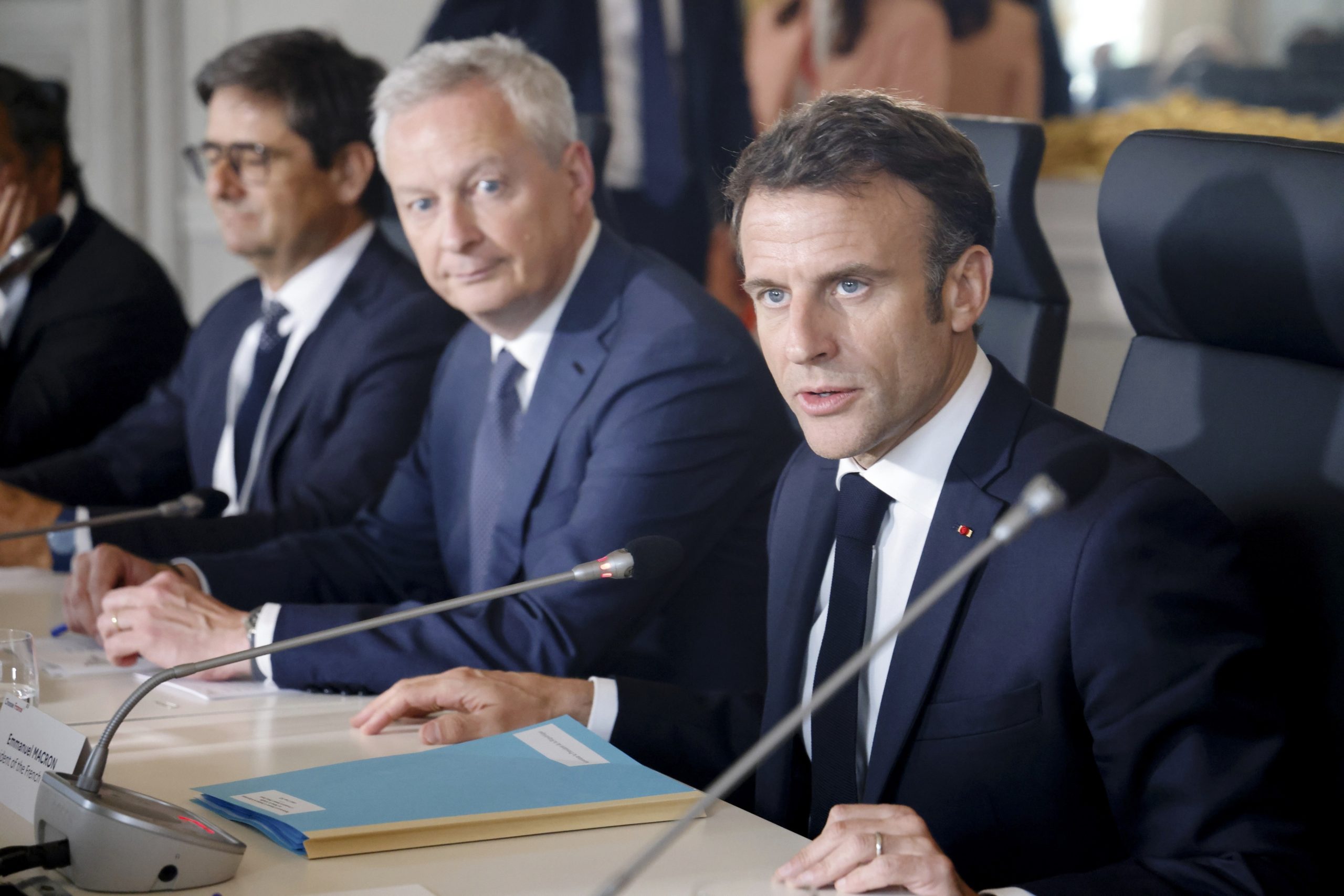 Macron abandona Conselho Europeu mais cedo para reunião de emergência em Paris