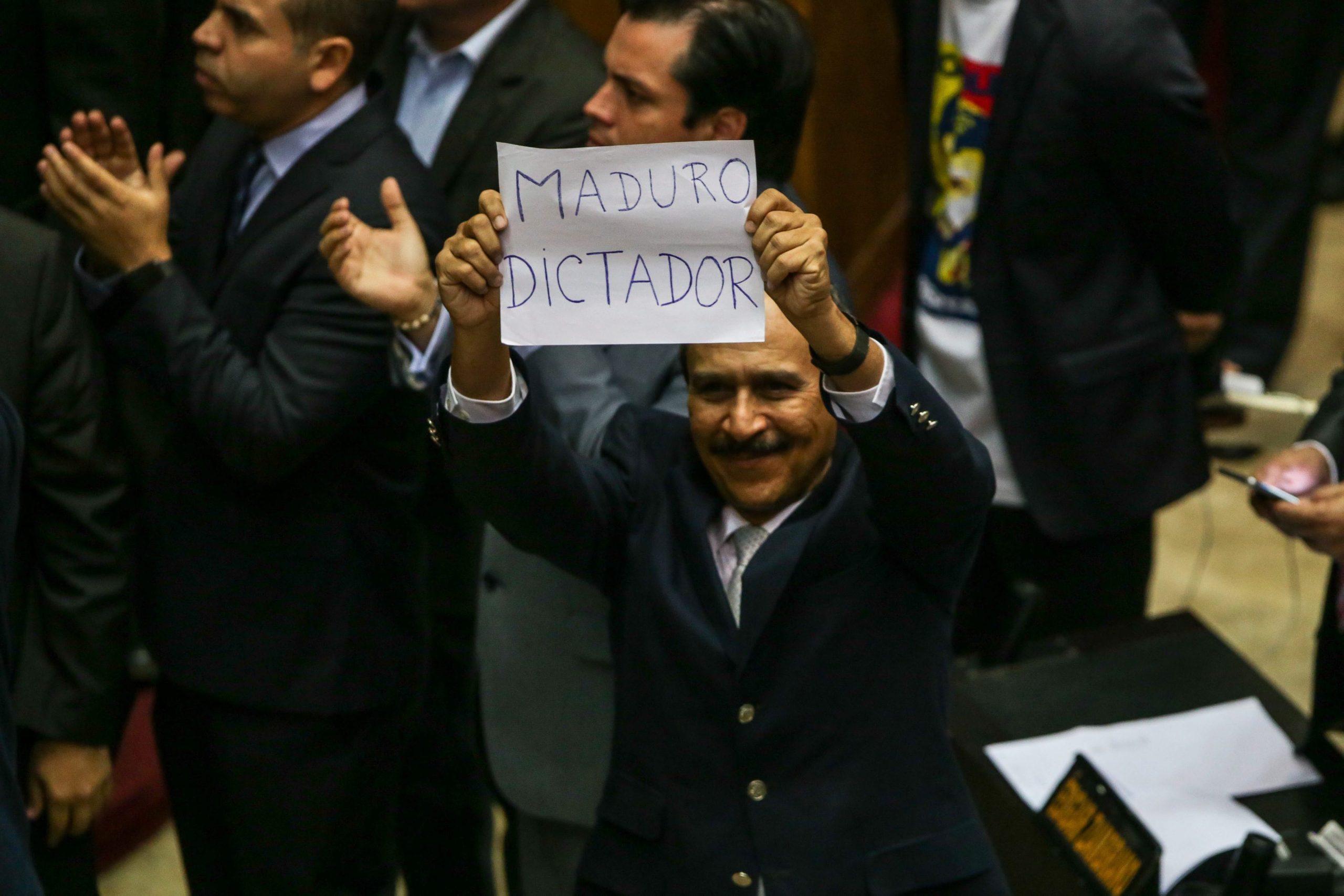 Socialistas pró-Maduro acusam maioria no parlamento venezuelano de “golpe de Estado”