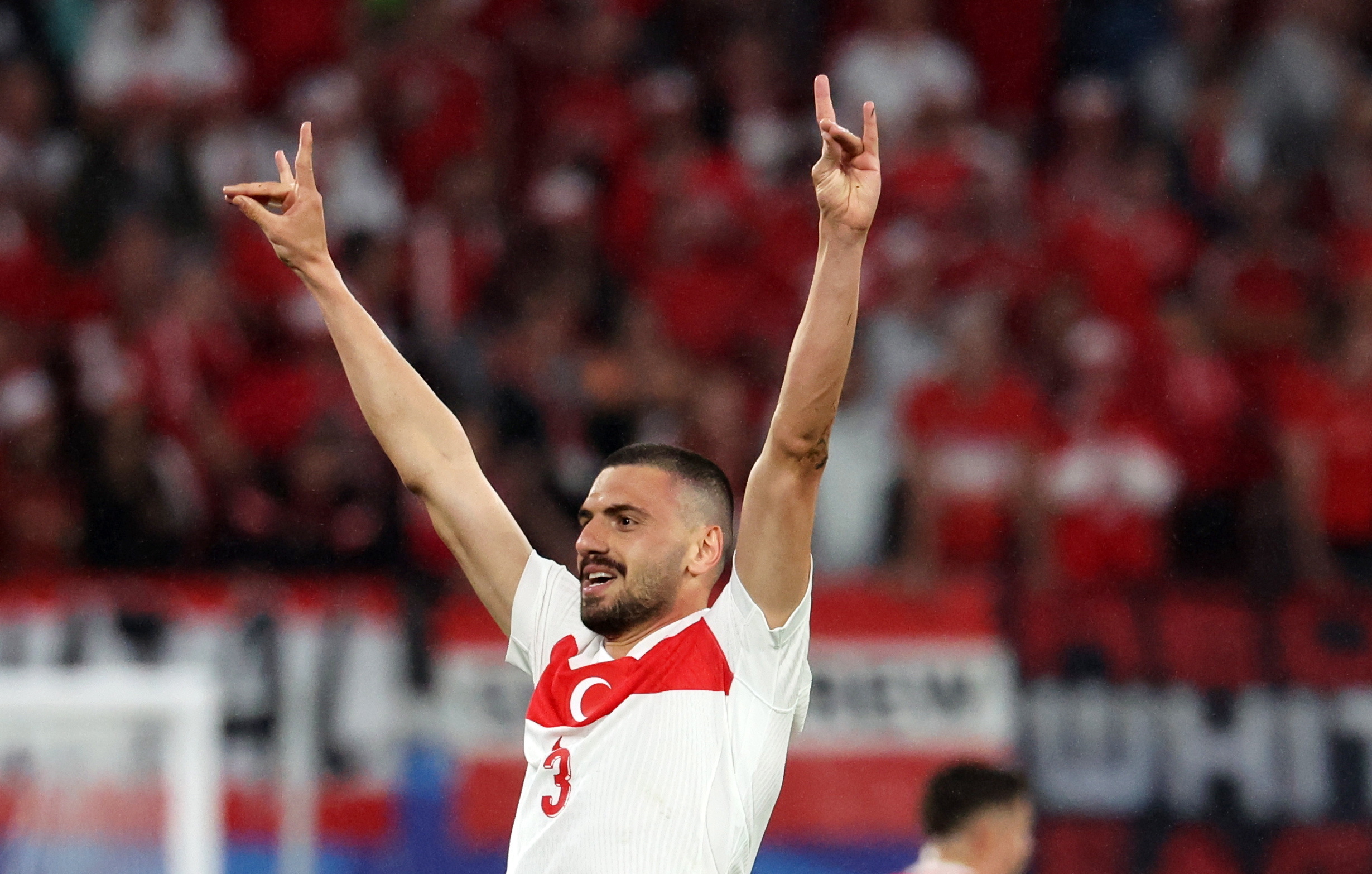 Demiral suspenso por dois jogos. Gesto de extrema-direita custa quartos de final ao turco