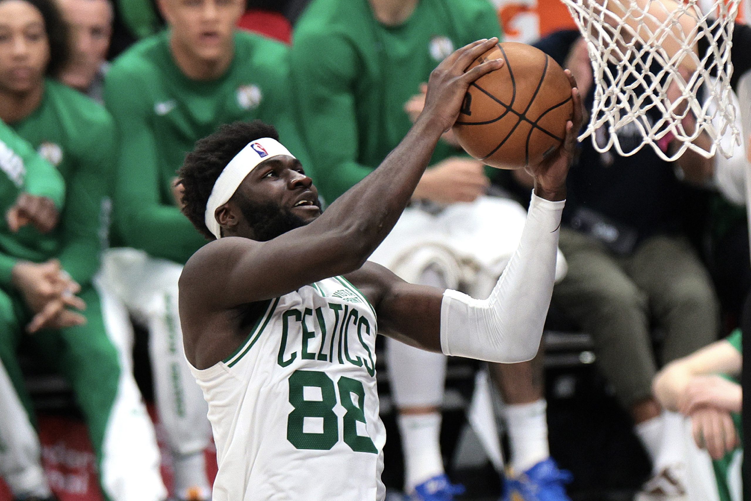 Neemias Queta é titular e marca dez pontos na vitória dos Boston Celtics