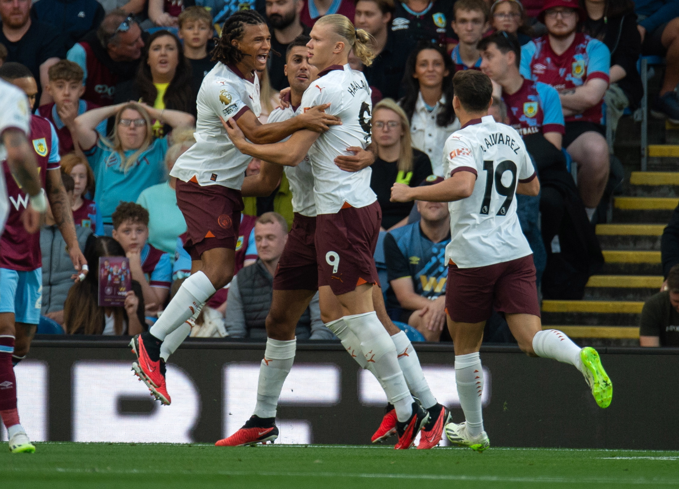 Manchester City inicia defesa do título com triunfo em Burnley