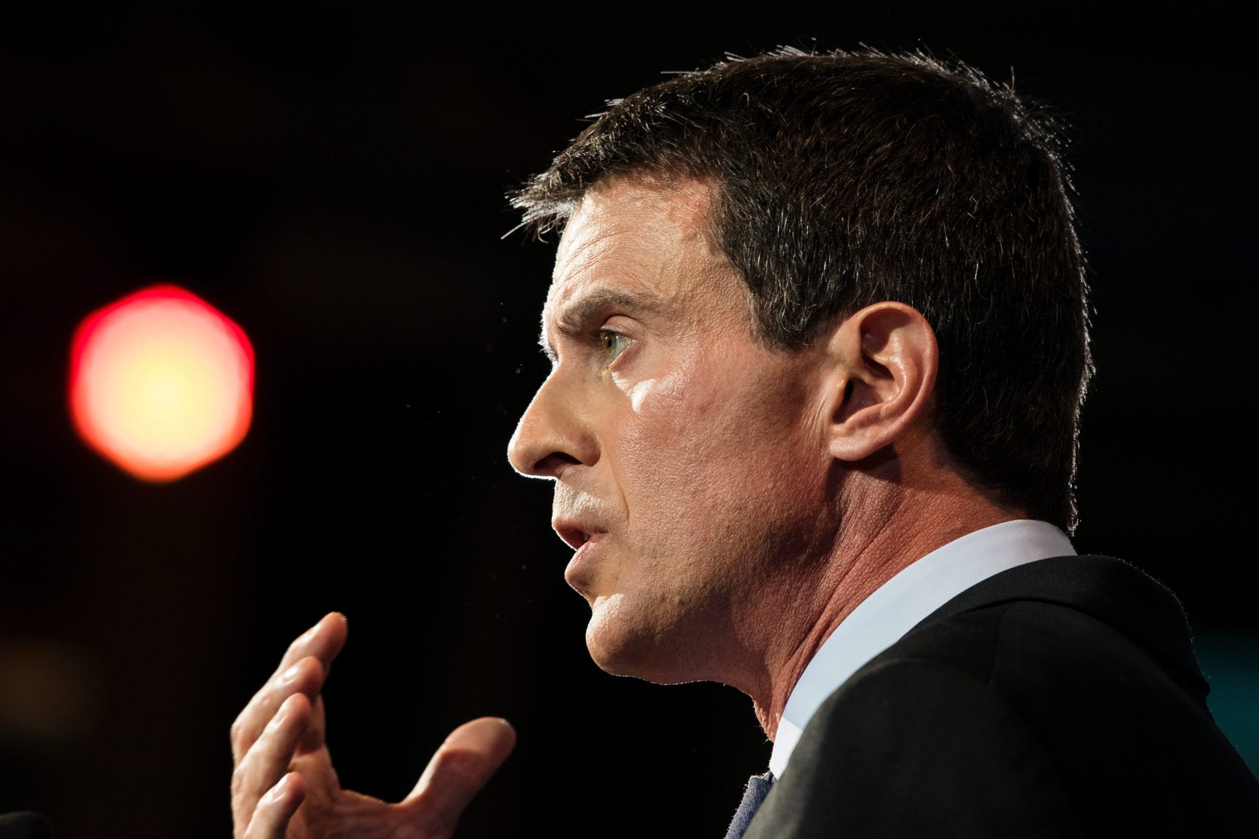 Primeiro-ministro francês adverte contra plano “ultraliberal e conservador” de Fillon