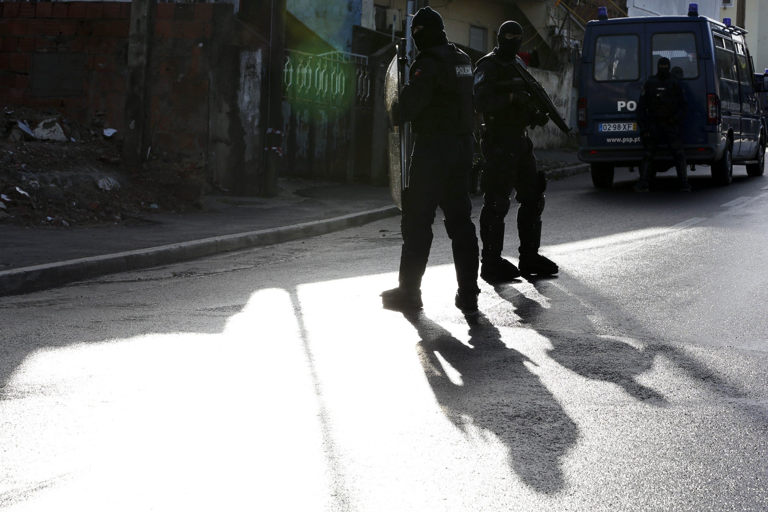Despejo no Bairro 6 de Maio acaba em troca de agressões entre PSP e moradores