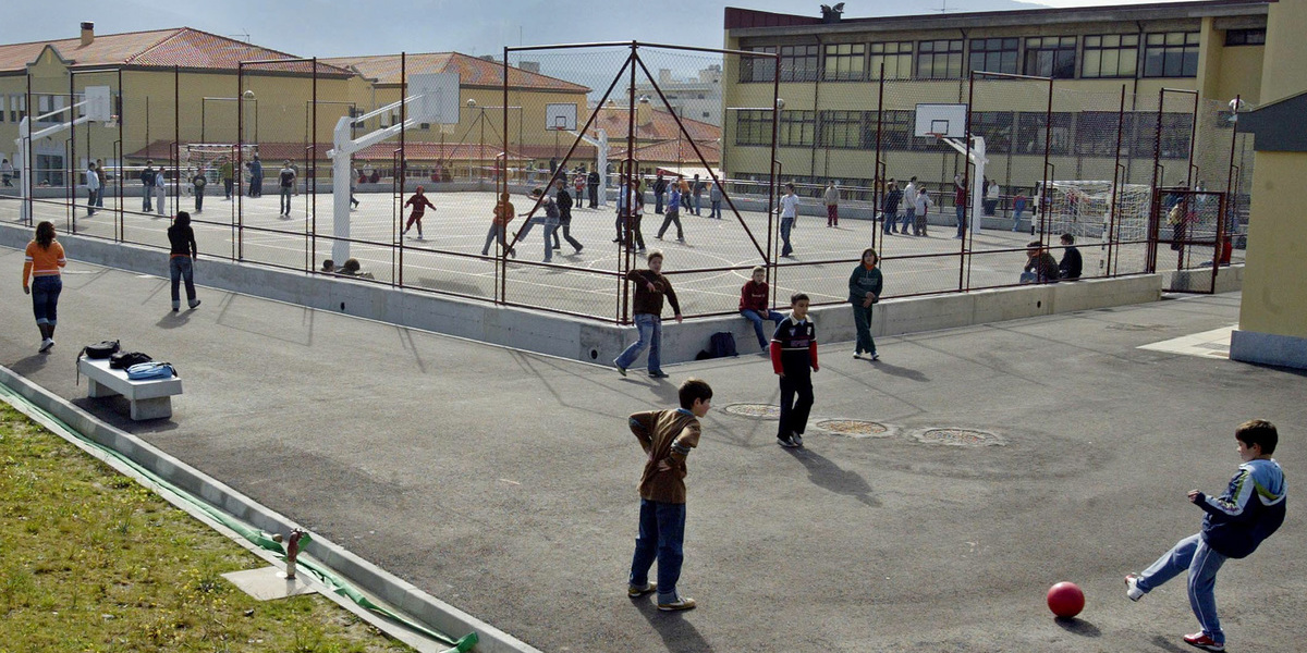 Várias escolas encerradas esta segunda-feira devido a greve de trabalhadores não docentes