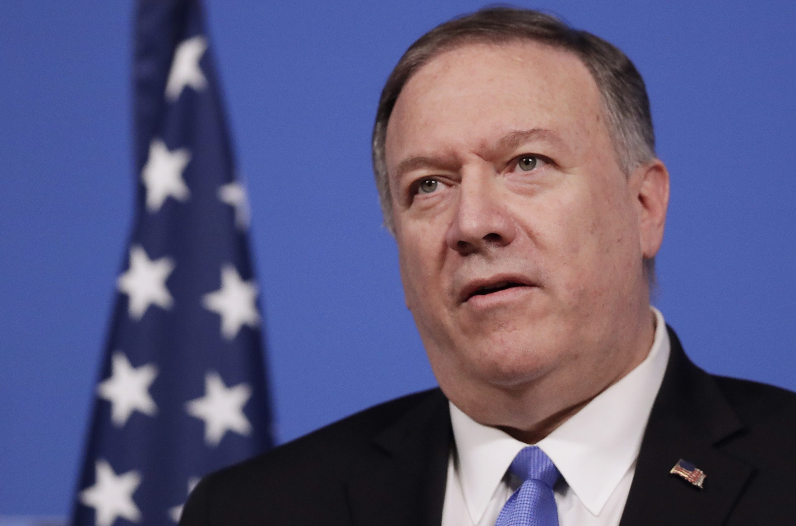 EUA: Entre palavrões e gritos, Mike Pompeo irrita-se com jornalista quanto a perguntas sobre a Ucrânia