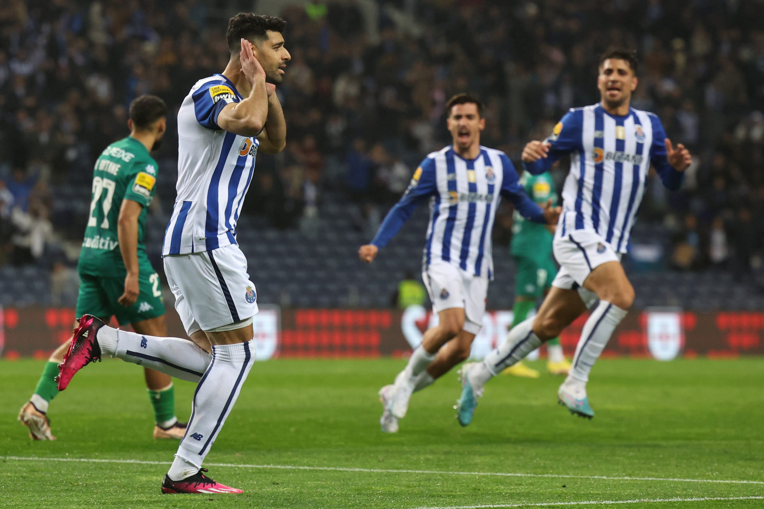FC Porto vence Estoril Praia e diminui distância para líder Benfica