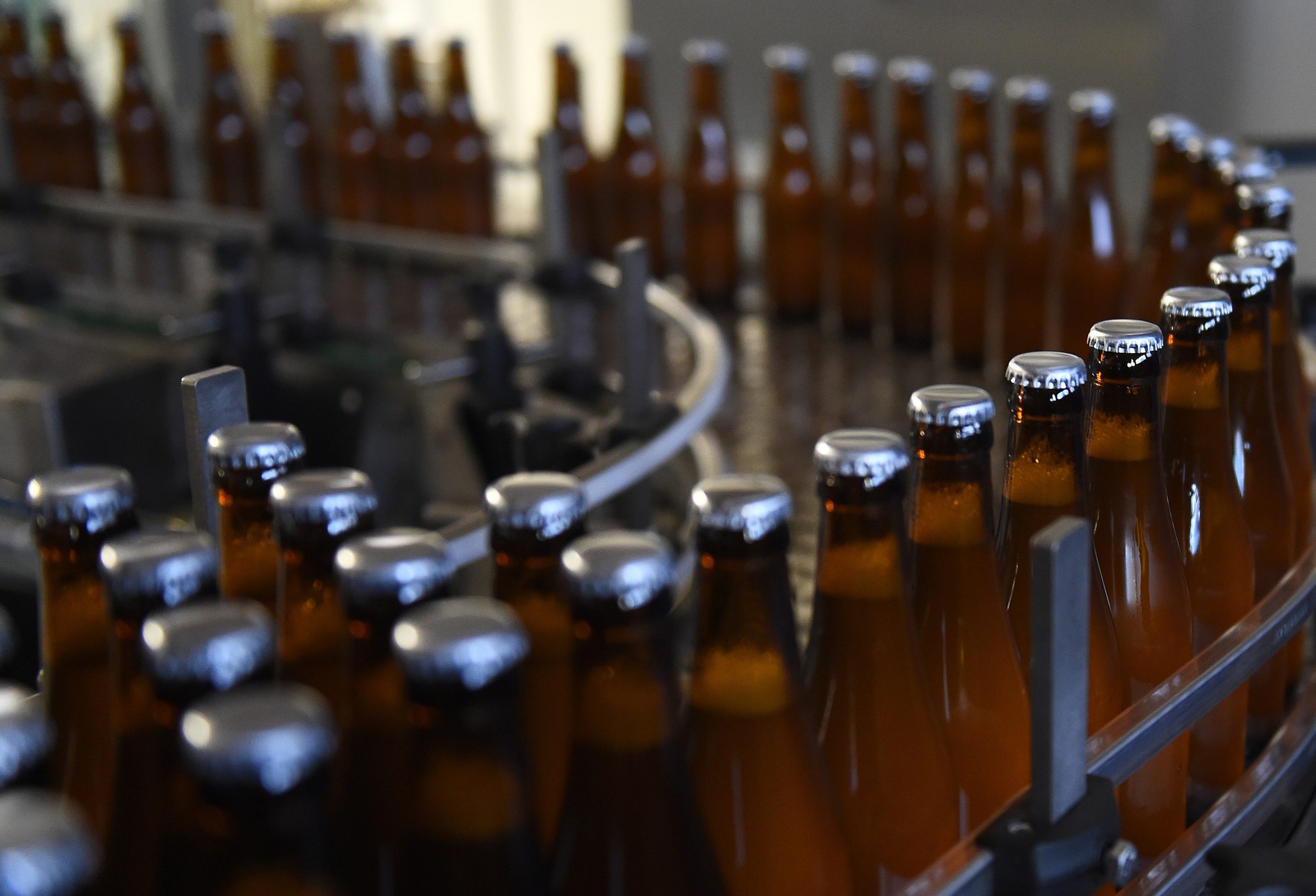 Os alemães estão a beber tanta cerveja este verão que as cervejeiras estão a ficar sem garrafas