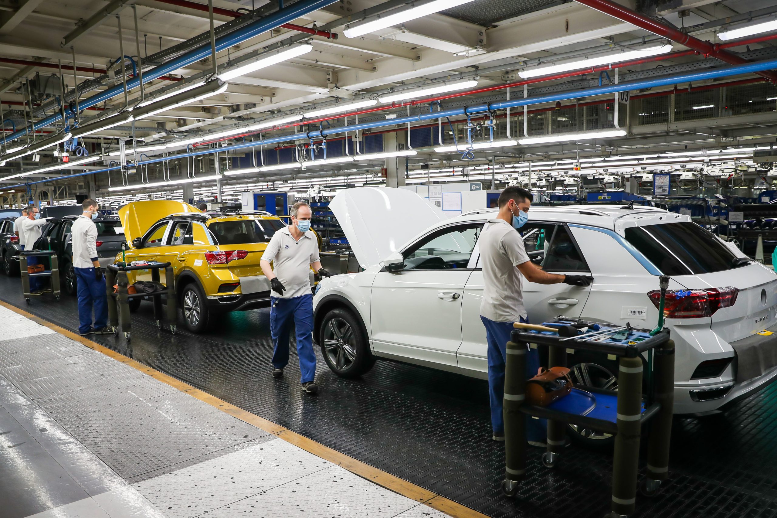 Vendas de automóveis baixam 76,3% em abril na União Europeia
