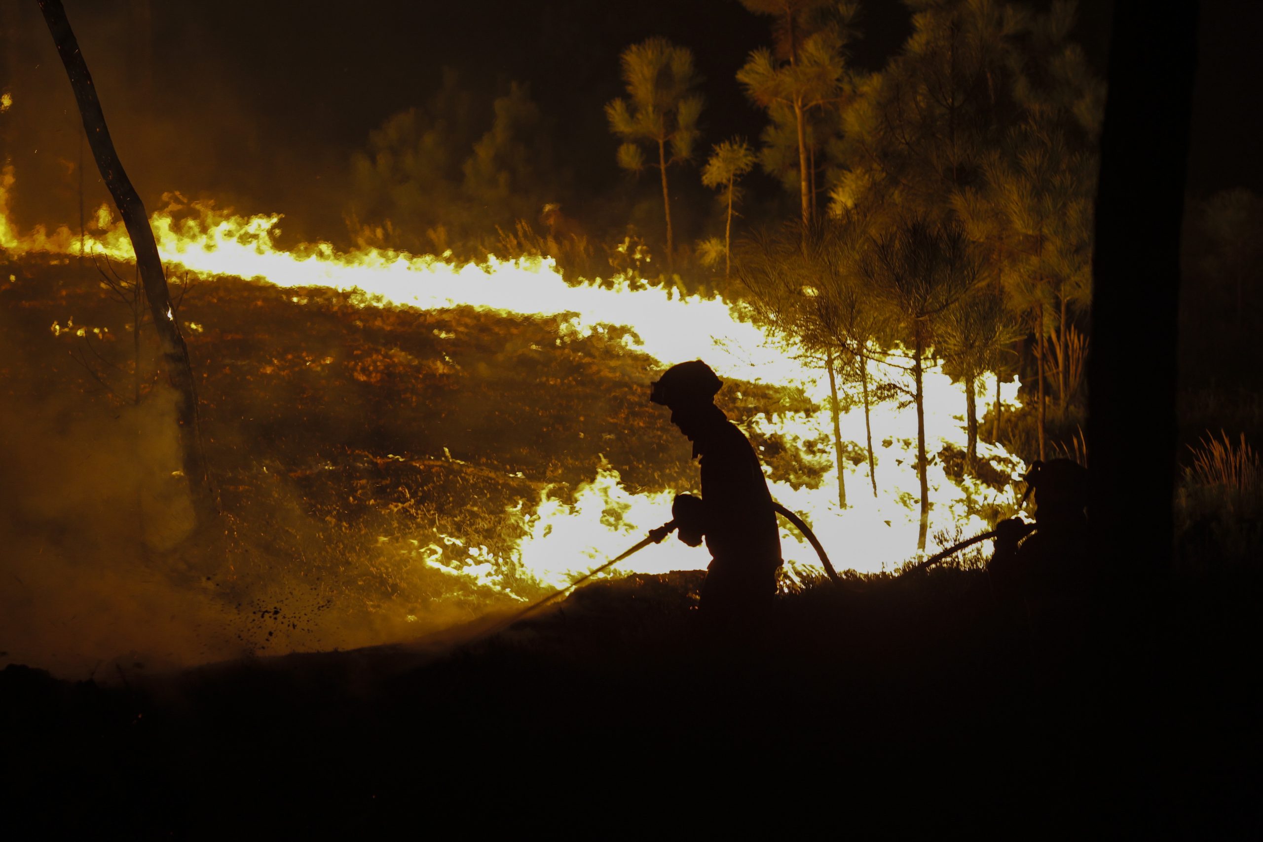 Dois bombeiros ligeiramente feridos no fogo de Celorico da Beira