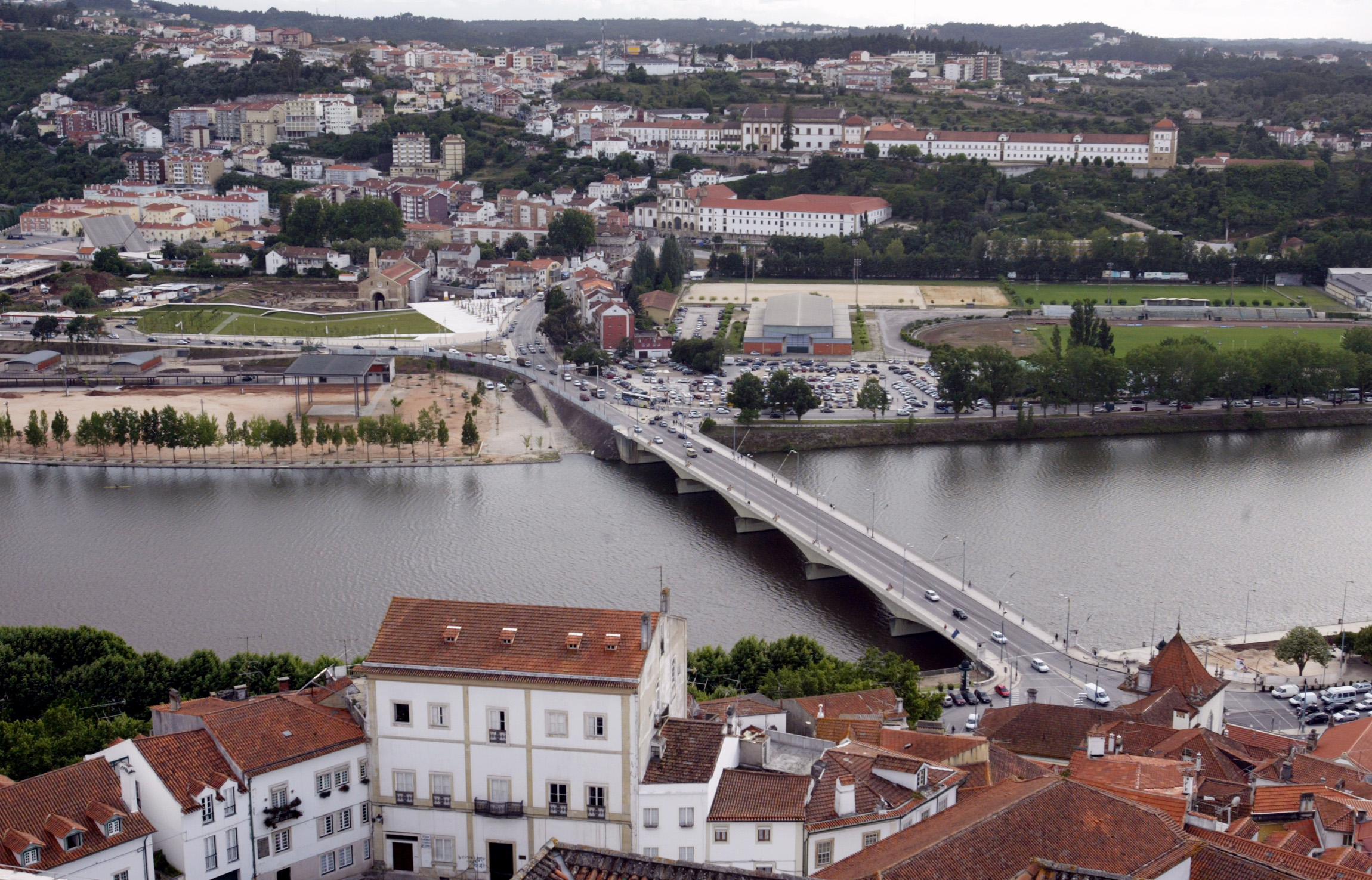 Coimbra quer cobrar taxa a autocarros de excursões que “causam o caos” na cidade