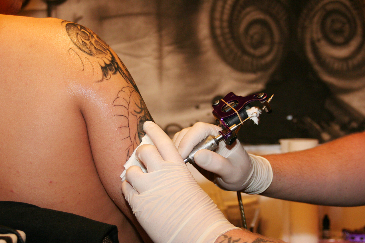 Pele humana tatuada e guardada em frascos. Para ver no Palácio Pombal, em Lisboa