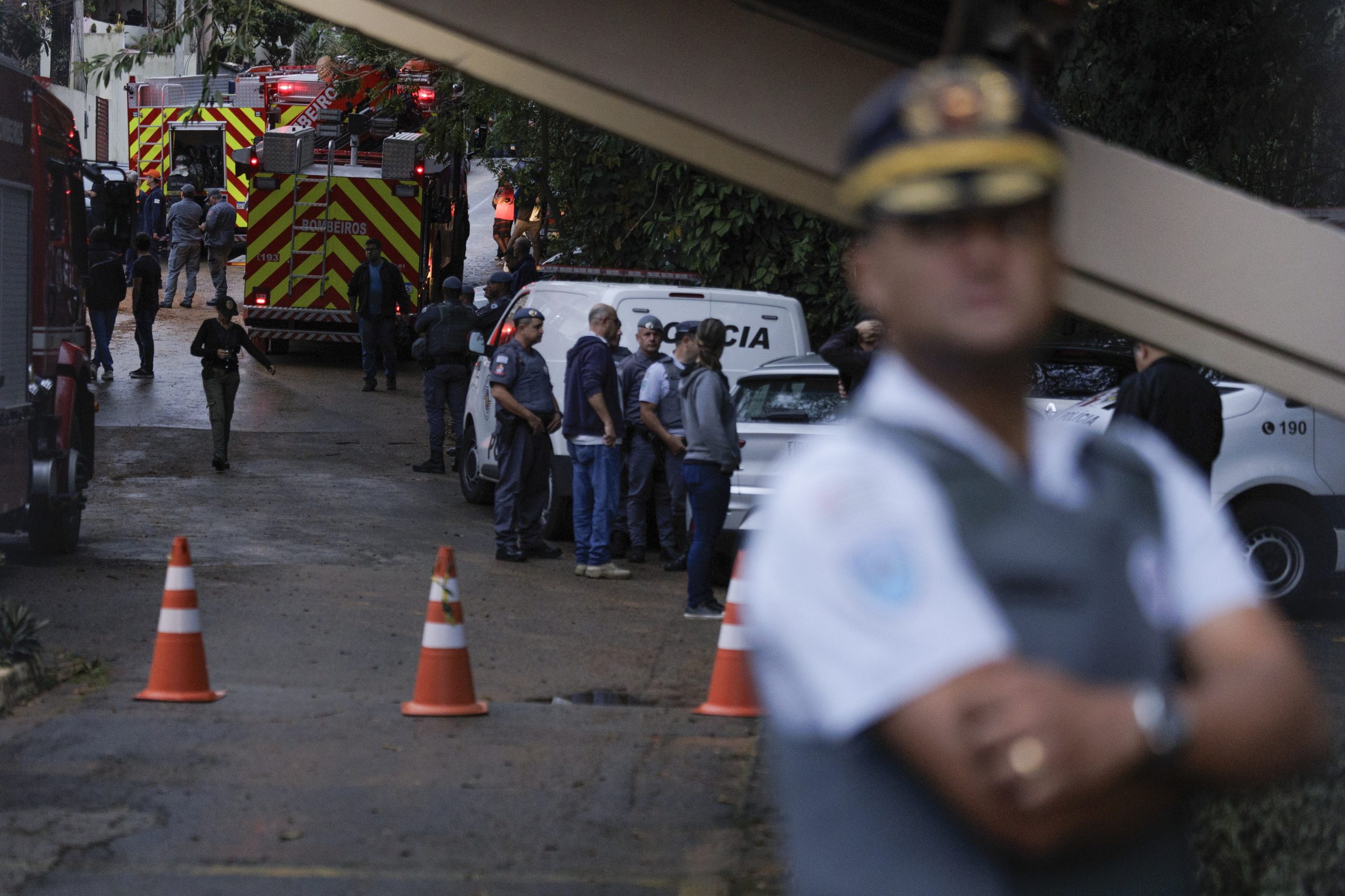 Autoridades brasileiras procuram causas da queda do avião nos dados das caixas negras. Mas pode demorar 30 dias