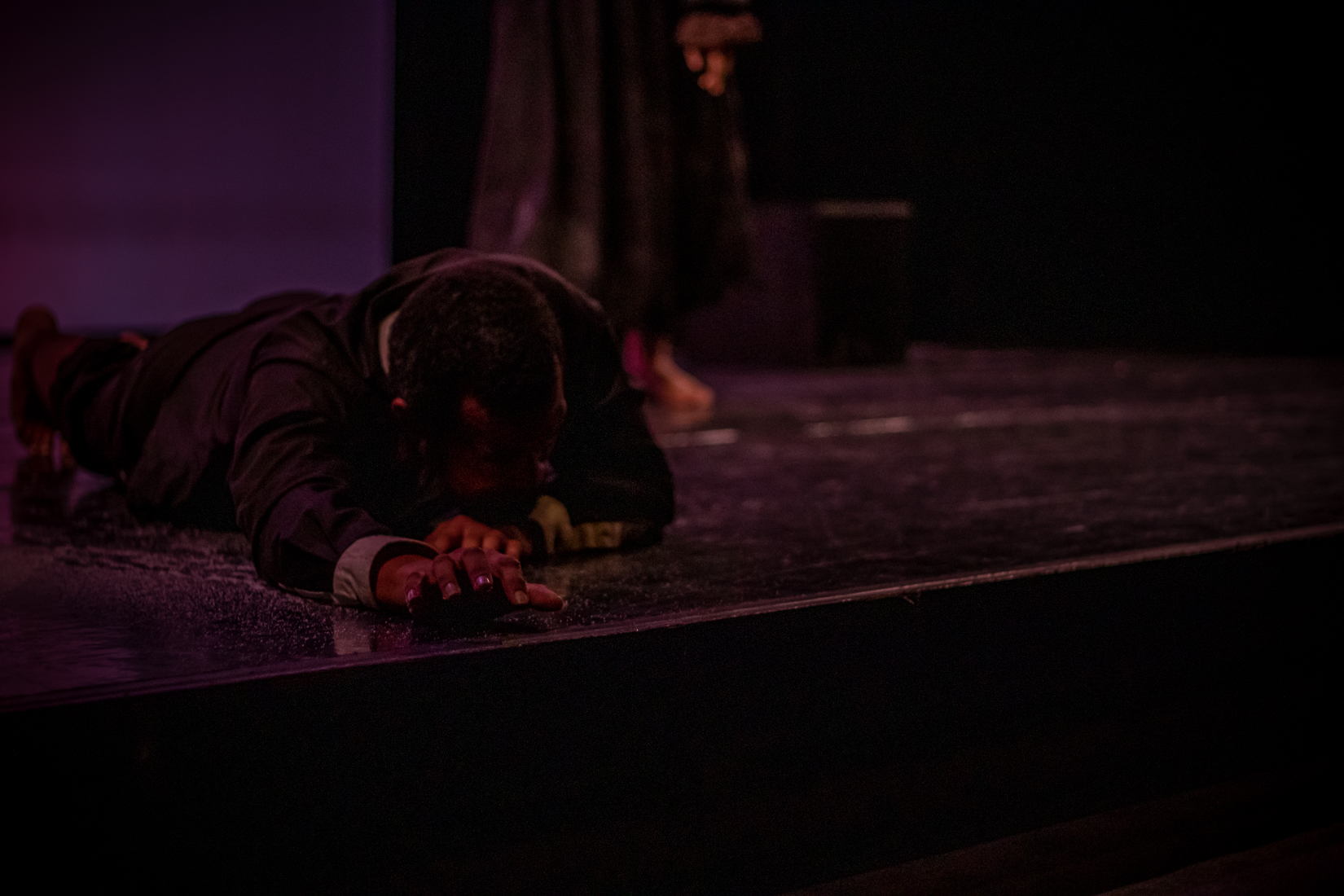 O cheiro dos velhos esconde o mofo do Estado. Mas o teatro guarda a chave para o futuro