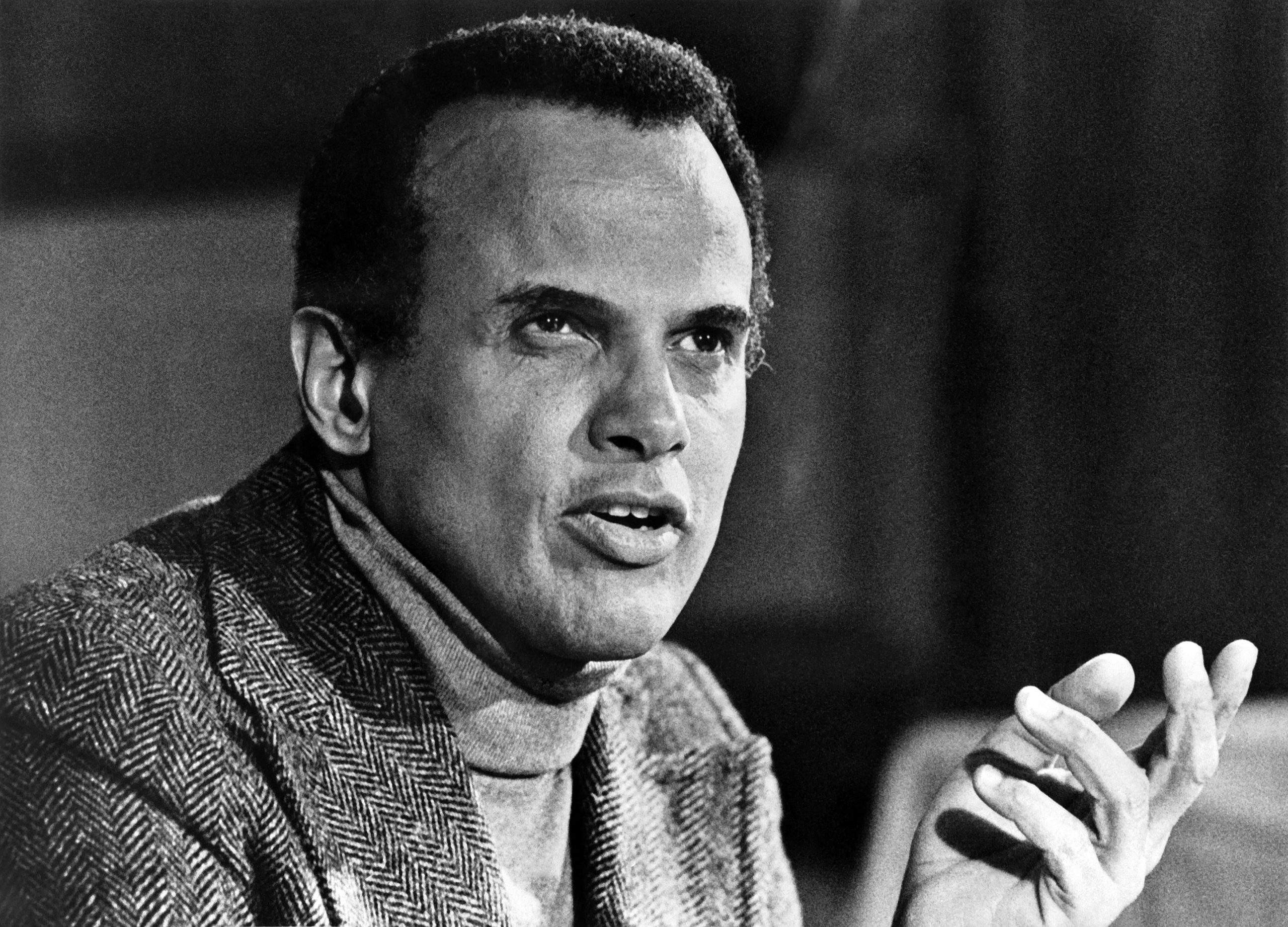 Harry Belafonte, cantor e ativista que quebrou barreiras raciais nos EUA, morre aos 96 anos