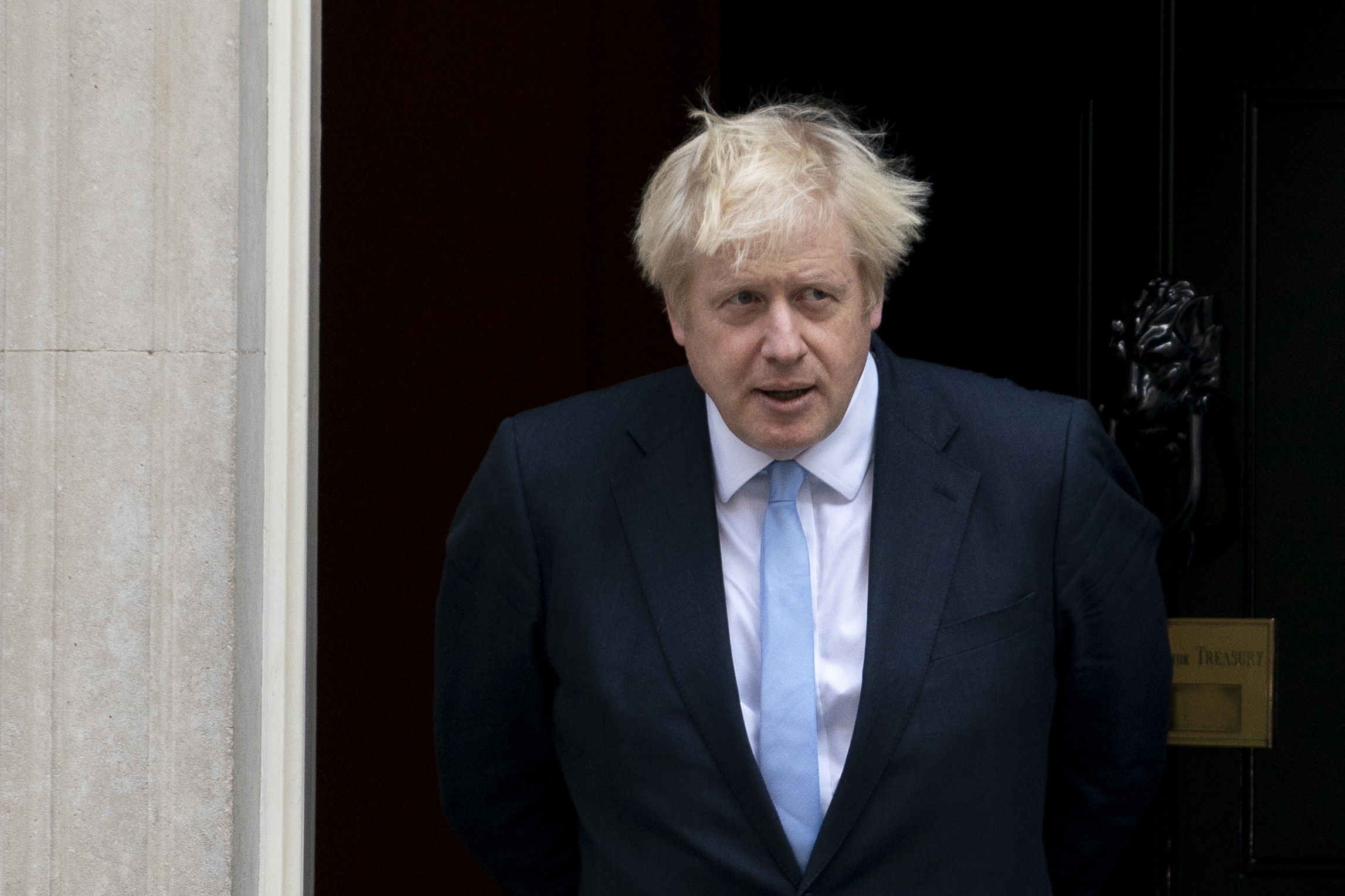 “Porco ignorante”. Assim é descrito Boris Johnson no novo romance de John Le Carré