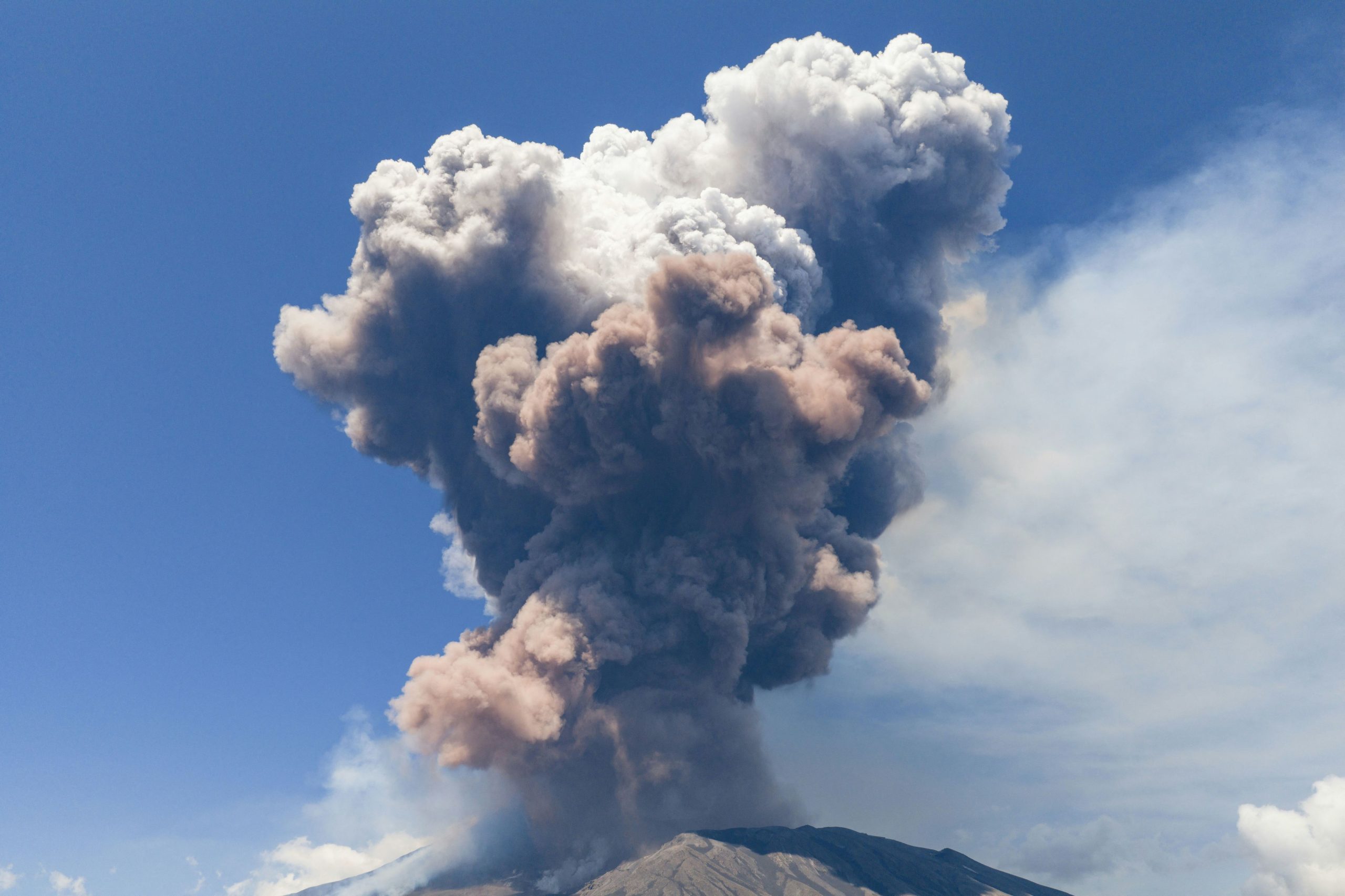 Etna entra em erupção depois de “colapso de material” da cratera