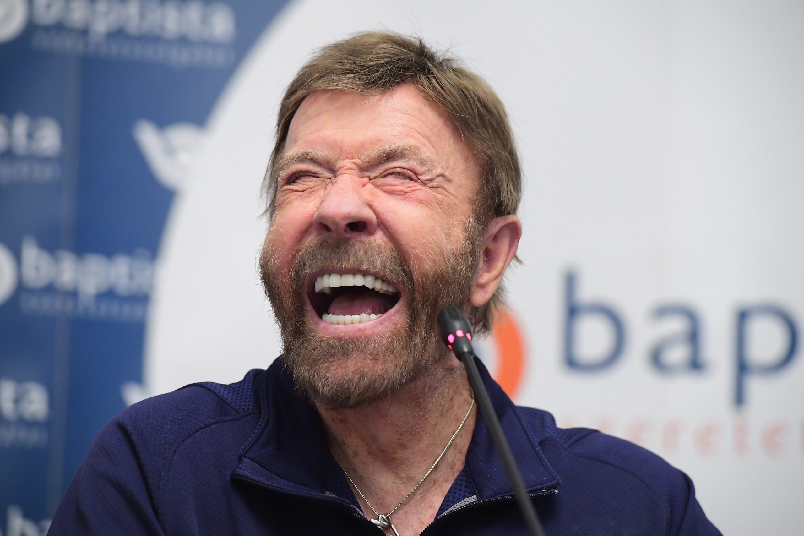 Anda na água, mas não sai dela molhado. 80 anos de uma lenda chamada Chuck Norris